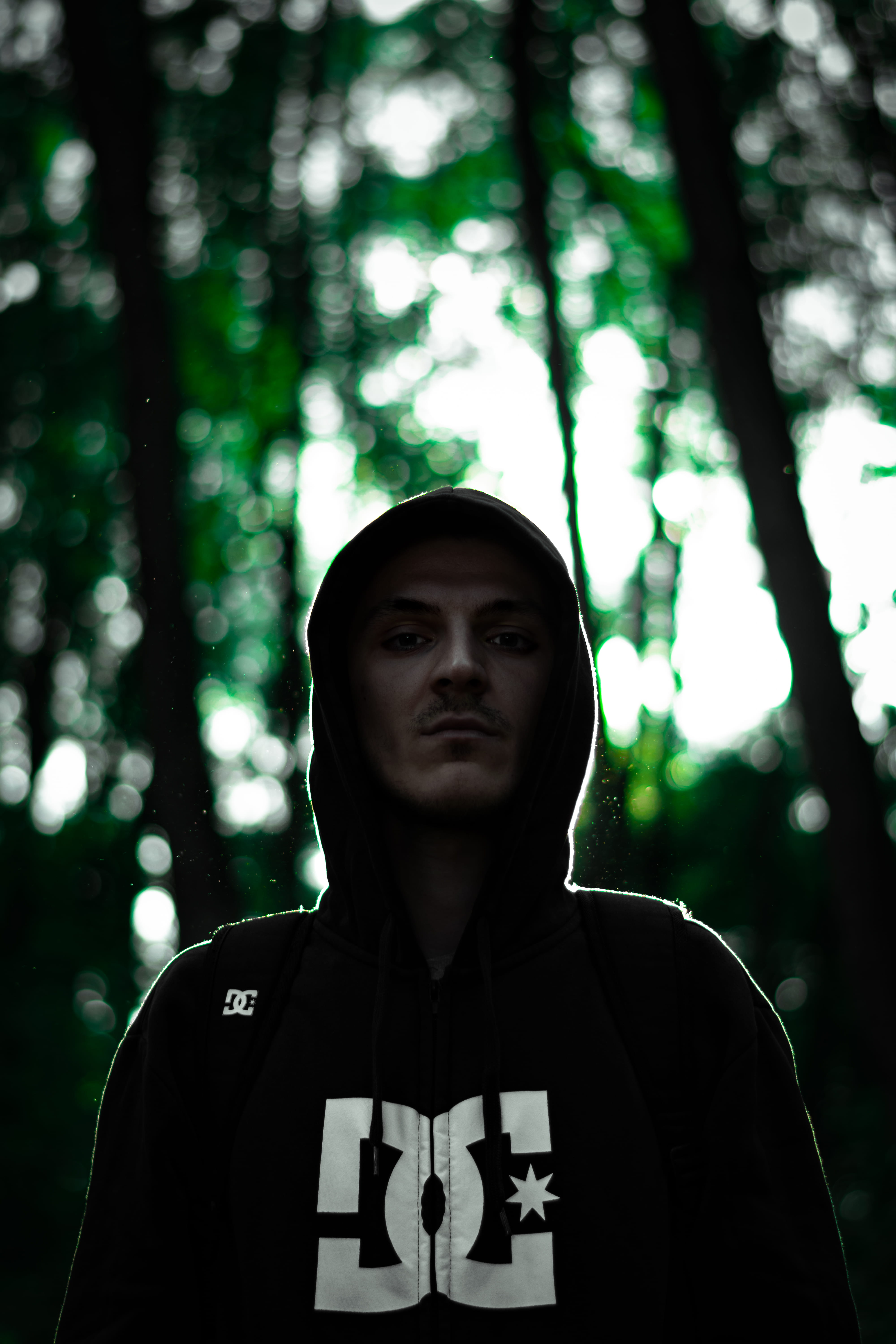 zip, young adult, hood - clothing, one person, lifestyles, headshot, forest, flora, tree, real people, focus on foreground, smile, young men, looking at camera, Phone HD Wallpaper
