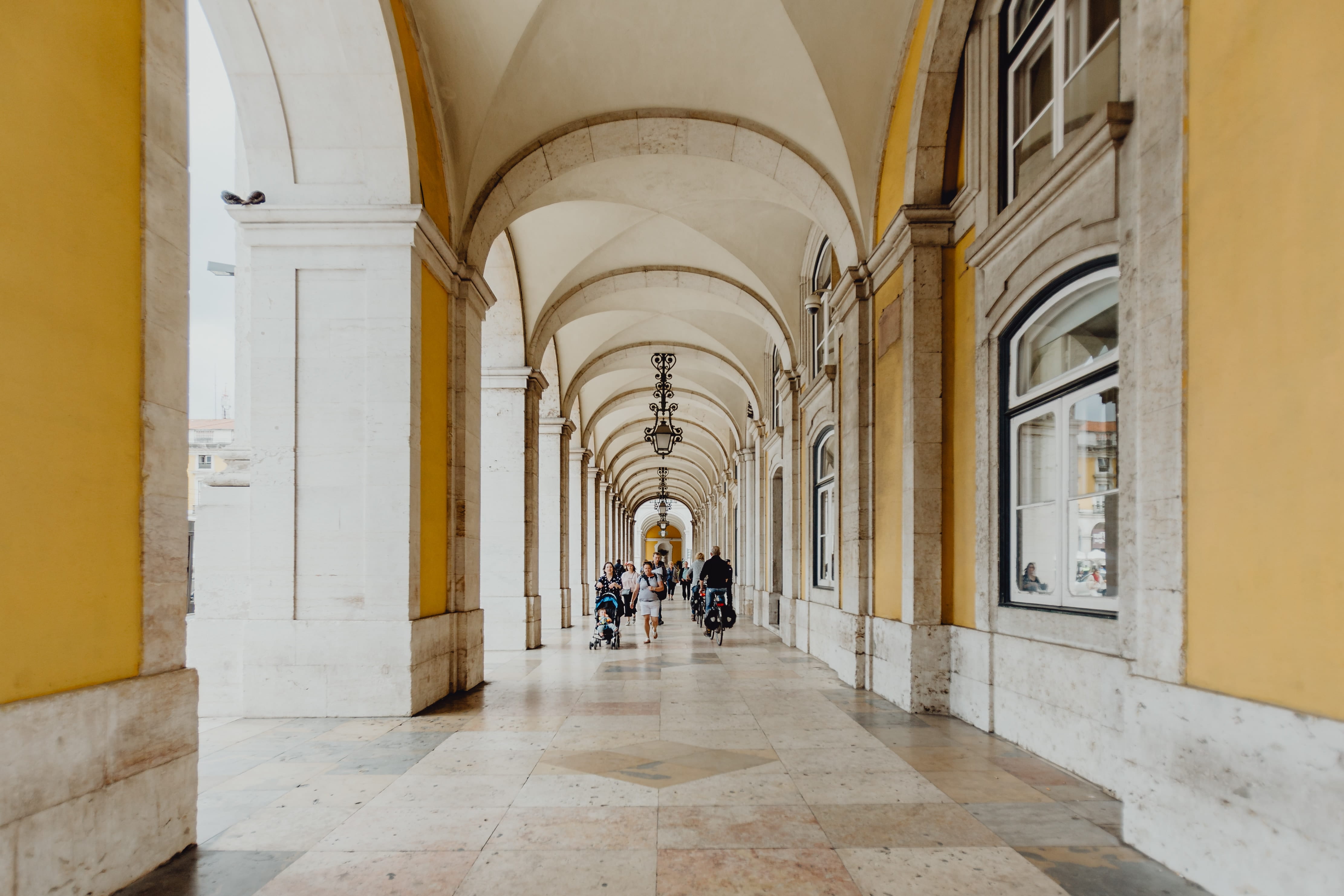 tiled floor, men, built structure, historic, de, day, augusta, ceiling, the past, women, history, arch, indoors, the way forward, la, walking, portugal, HD Wallpaper