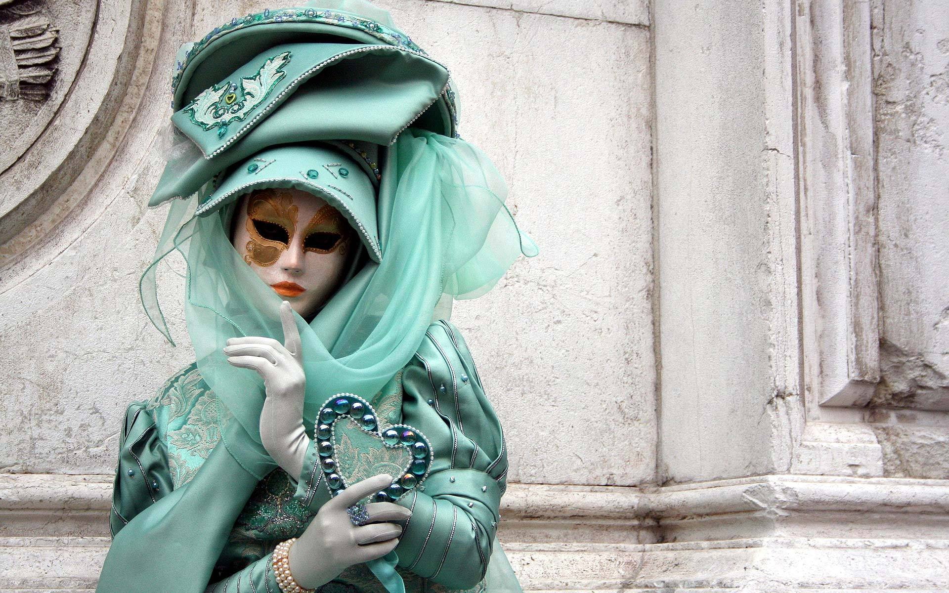 masquerade, the city, lifestyles, wall - building feature, Venice, ball, costume, holding, leisure activity, young adult, mystery, built structure, obscured face, HD Wallpaper