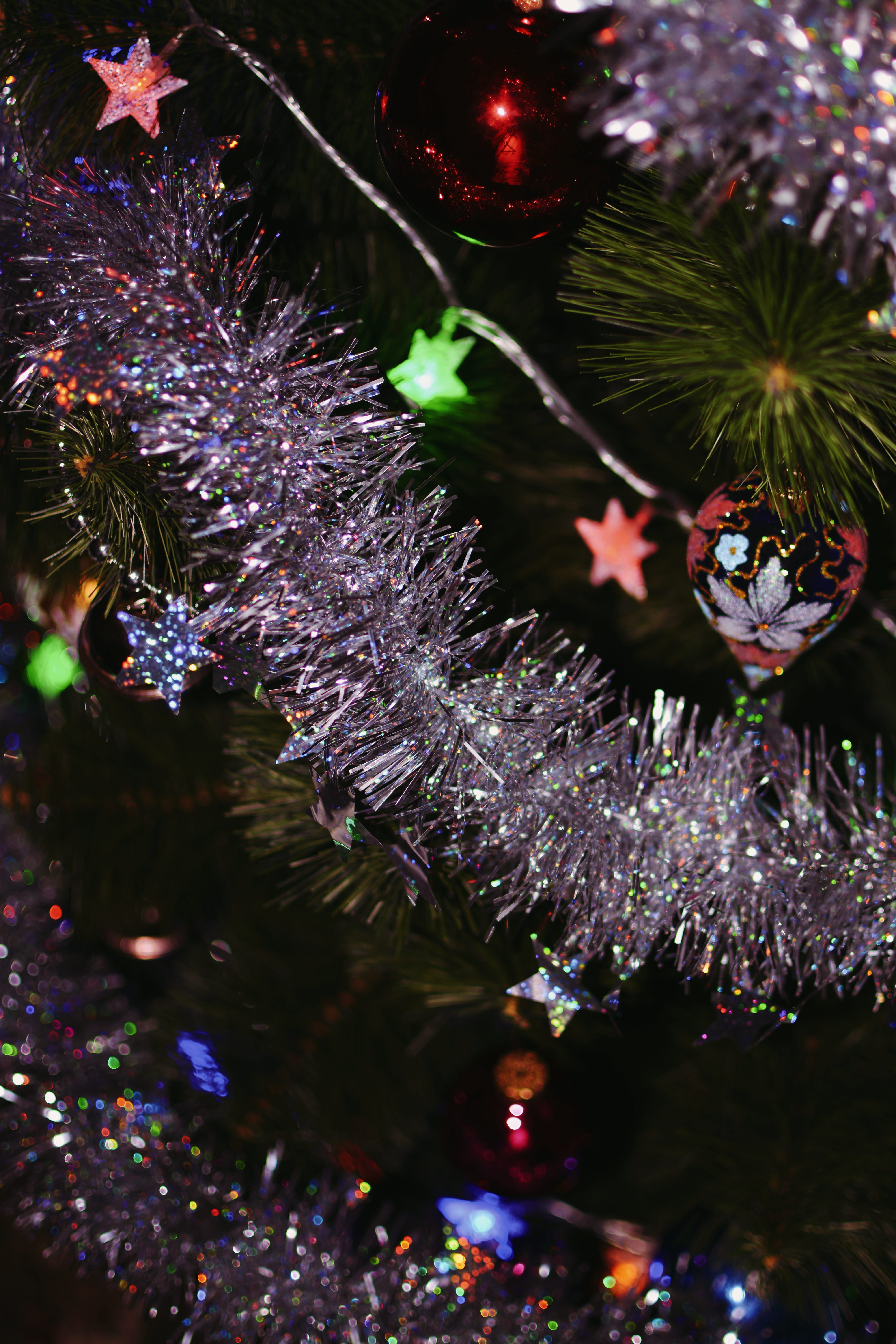 close-up, christmas lights, ornament, 2019, glitter, abies, christmas ornament, holiday, shallow, nature, celebration, focus, winter, garlands, 5K, focus on foreground, Phone HD Wallpaper