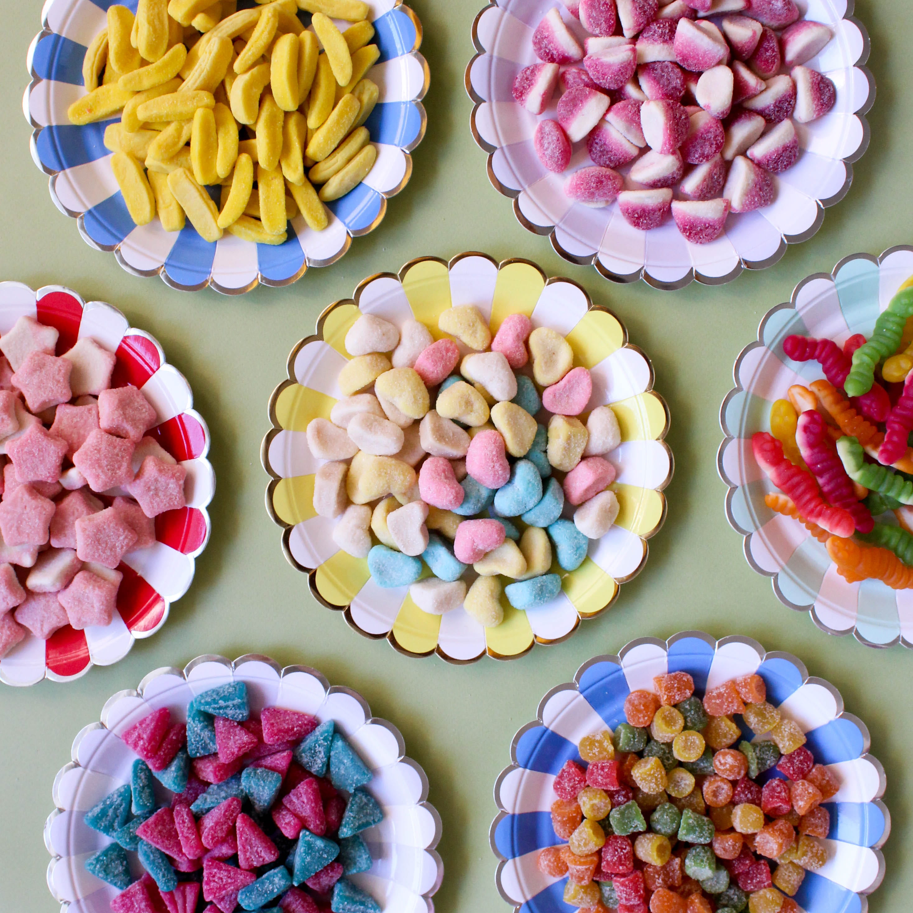 creme, food and drink, abundance, candies, unhealthy eating, snack, directly above, indoors, paper plates, confectionery, multi colored, large group of objects, Phone HD Wallpaper
