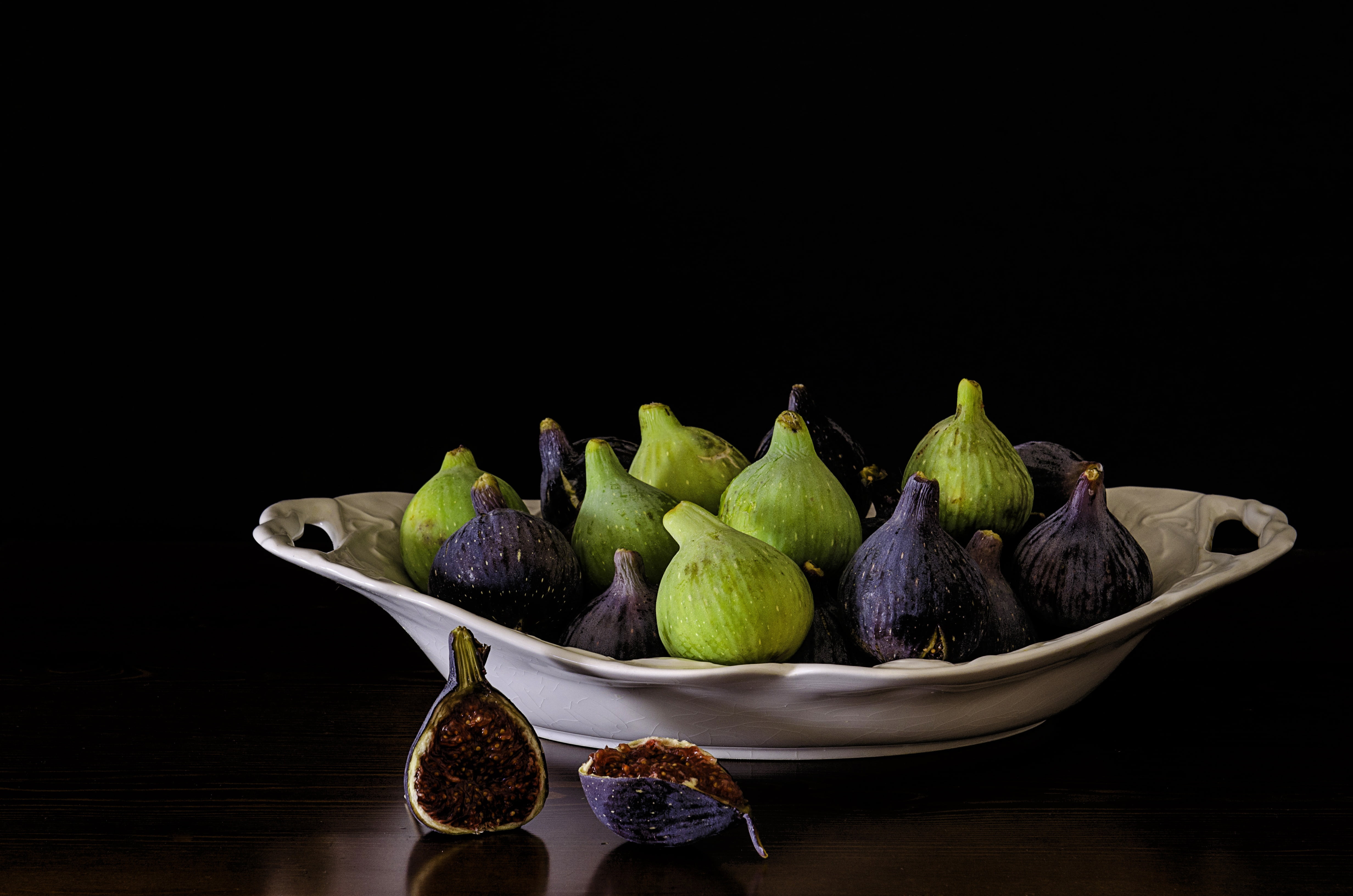 4K, plate, studio shot, organic, indoors, slice, fruits, blue, bodegones, copy space, nature, vegetable, food and drink, figs, pile, green, wellbeing, HD Wallpaper