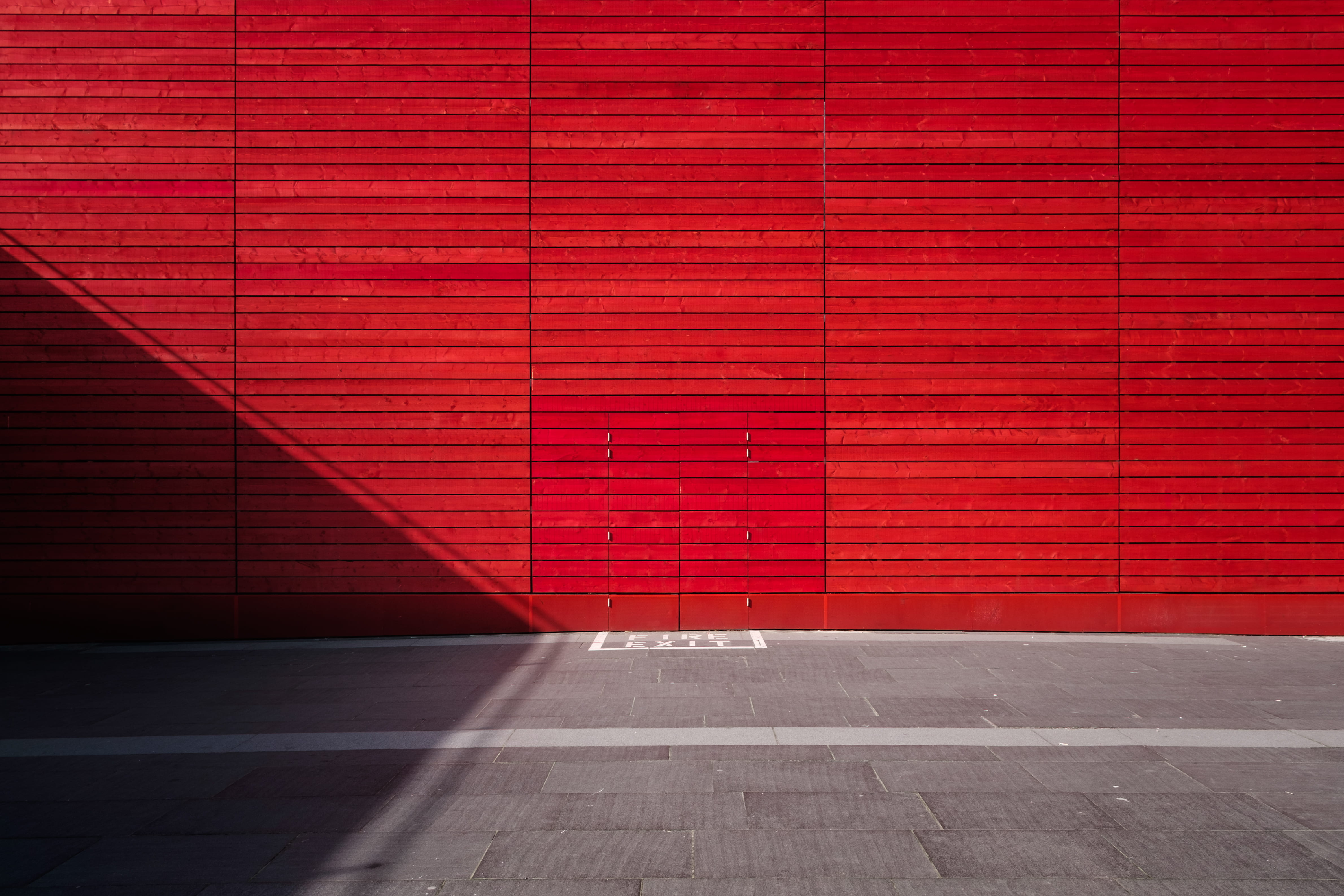 4K, pattern, door, city, road, building exterior, no people, londre, sunlight, wall, floor, flooring, brick wall, red, street, built structure, architecture, HD Wallpaper