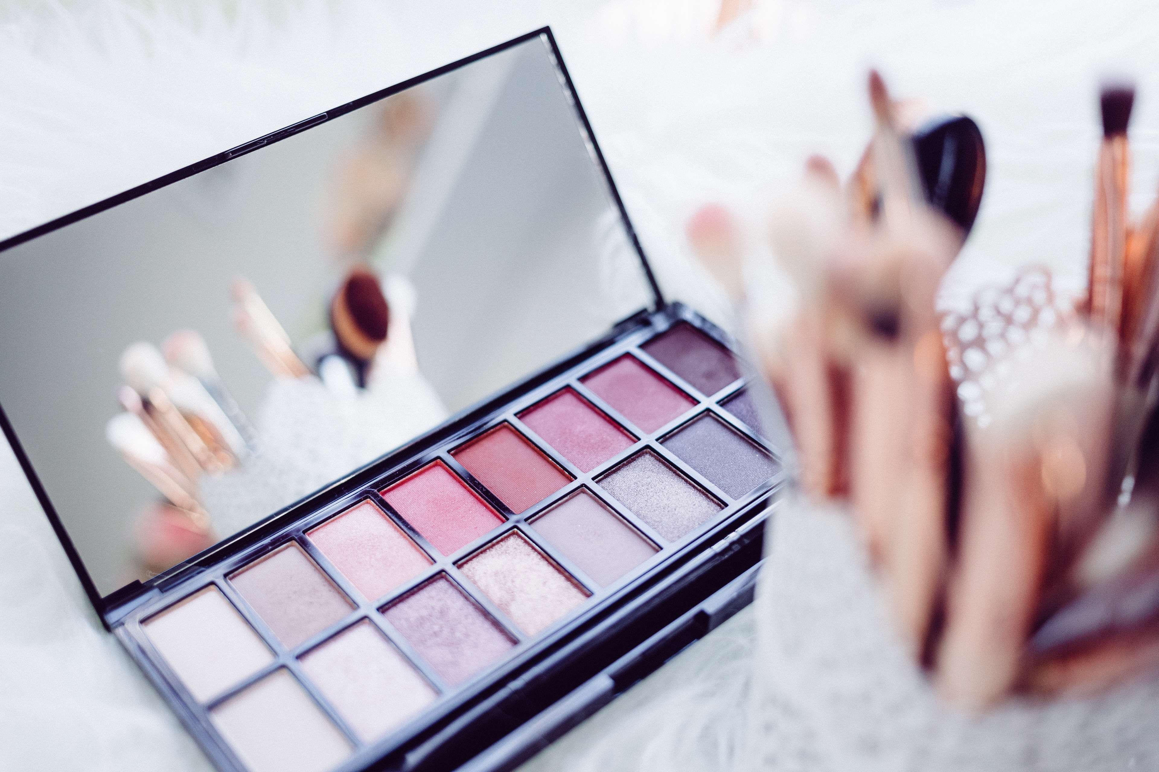 cosmetics, beautiful, lifestyle, indoors, human finger, women, powder, computer, brush, adult, connection, mirror, females, close up, body part, 4K, blur, HD Wallpaper