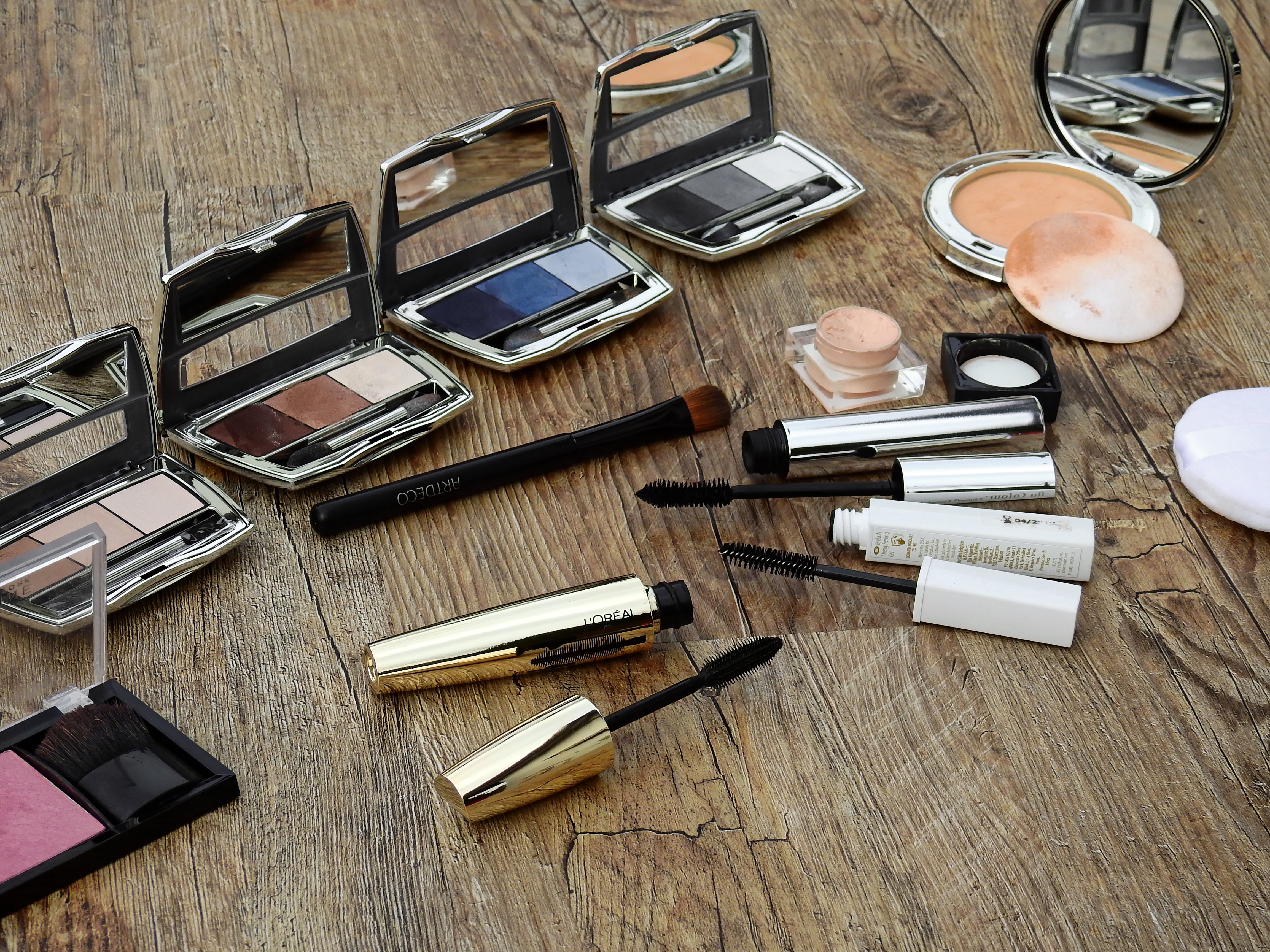 eye shadow, smart phone, eyebrow, 4K, beauty, mobile phone, make-up, still life, indoors, makeup, make up, mascara, wooden, schmink brush, high angle view, HD Wallpaper