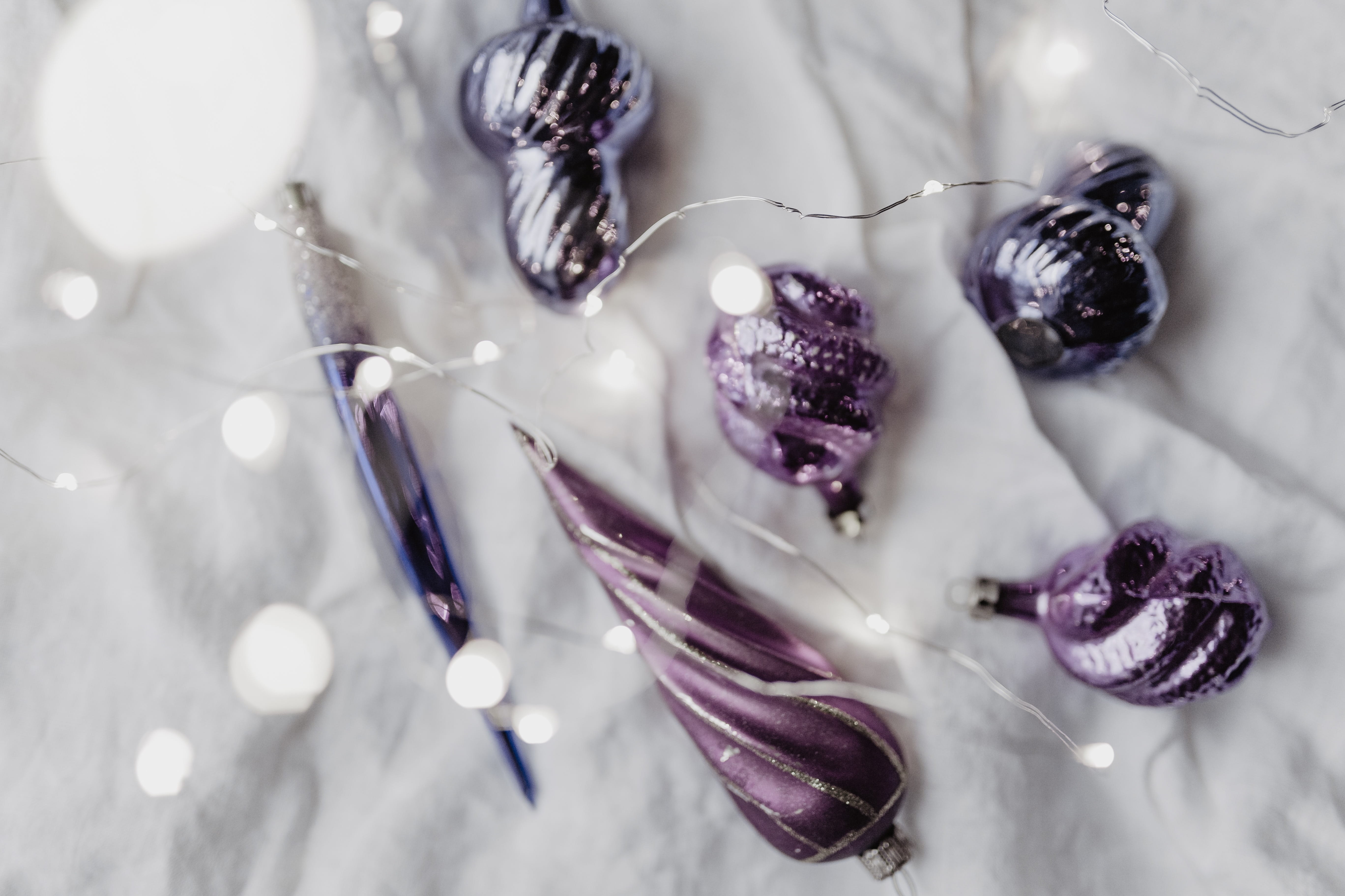 ultra, jewelry, focus on foreground, christmas, wealth, diamond - gemstone, close-up, precious gem, shiny, studio shot, luxury, Christmas balls, food, ornaments, HD Wallpaper