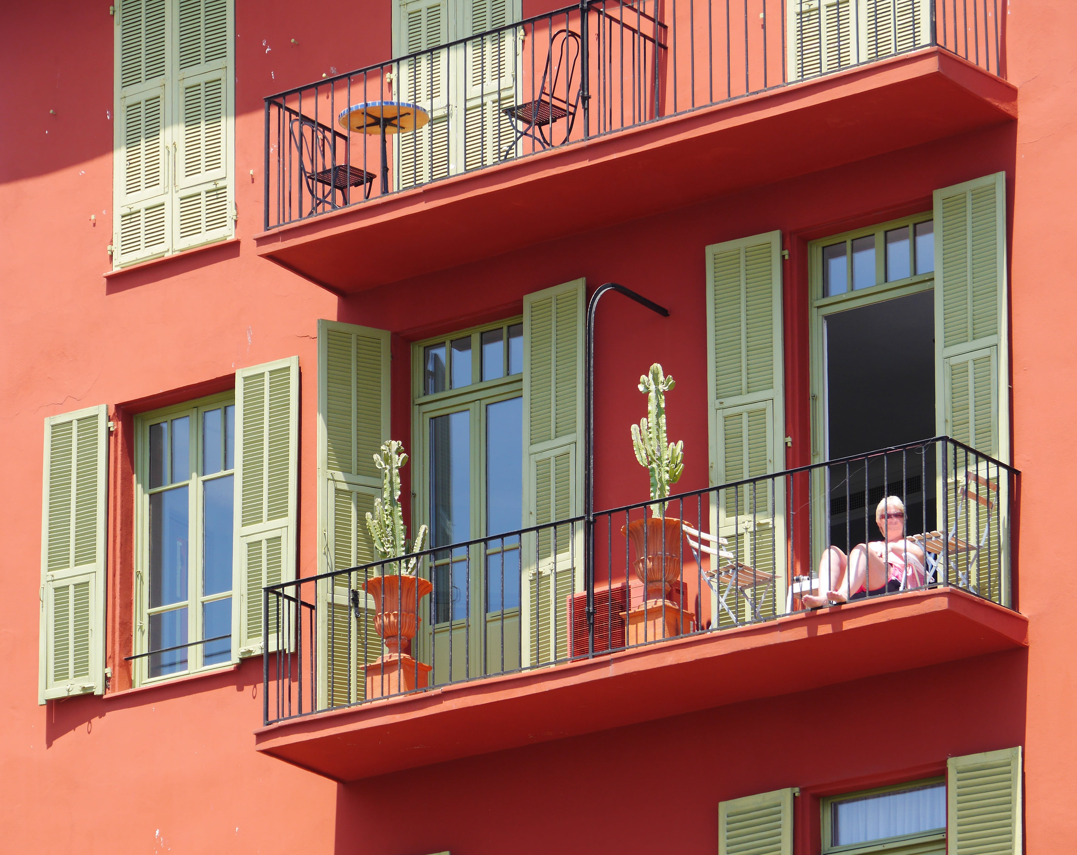 panel shops, 4K, house, people, residence, city, balconies, facade, chairs, building, built structure, glass - material, sun, europe, architecture, day, HD Wallpaper