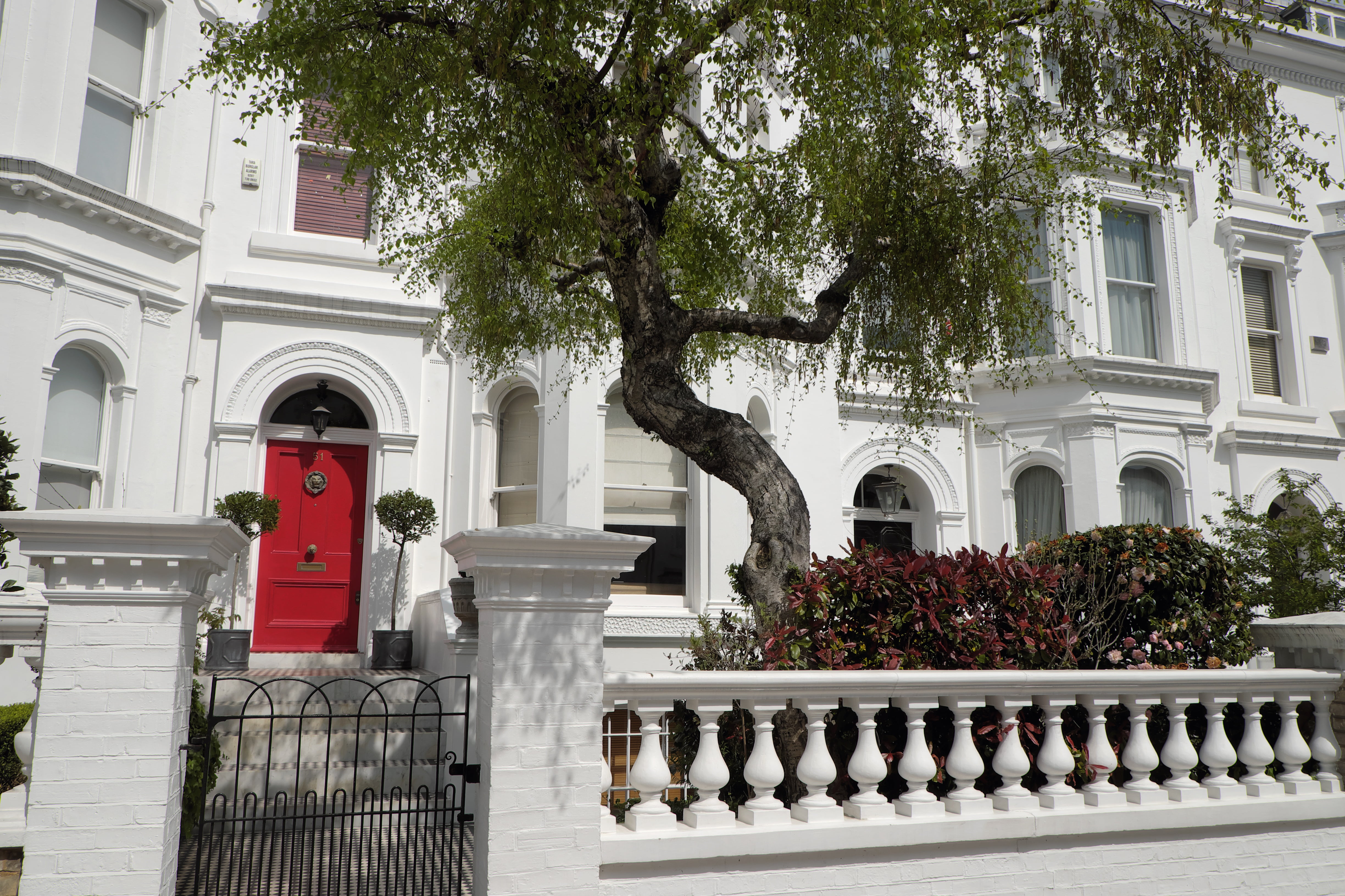house, chelsea, courtyard, uk, built structure, building exterior, borough, tourism, summer, kensington, green, white, concrete, england, no people, balustrade, HD Wallpaper
