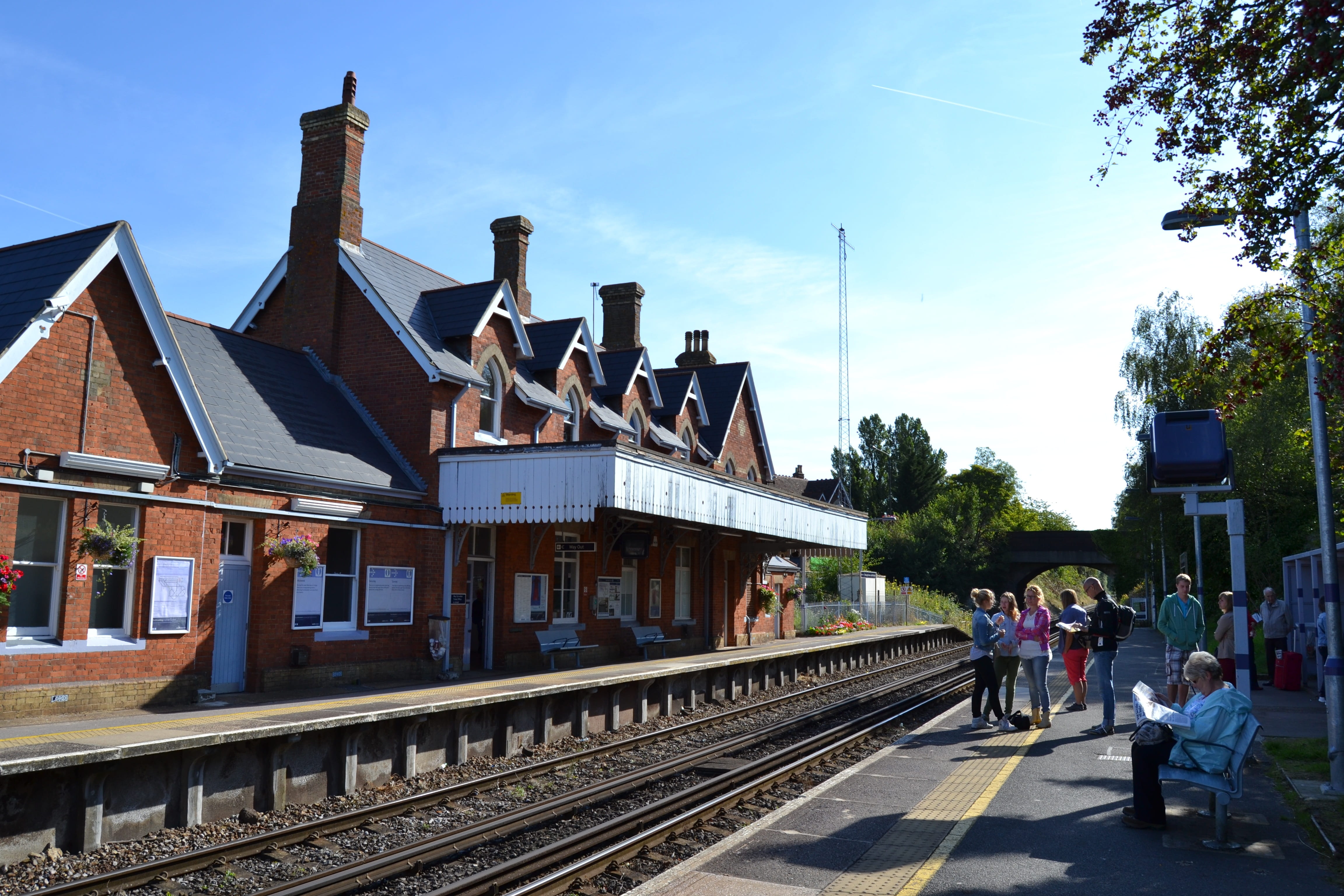 outdoors, large group of people, real people, public transportation, nature, public means of transport, built structure, railroad station platform, borough green wrotham, HD Wallpaper