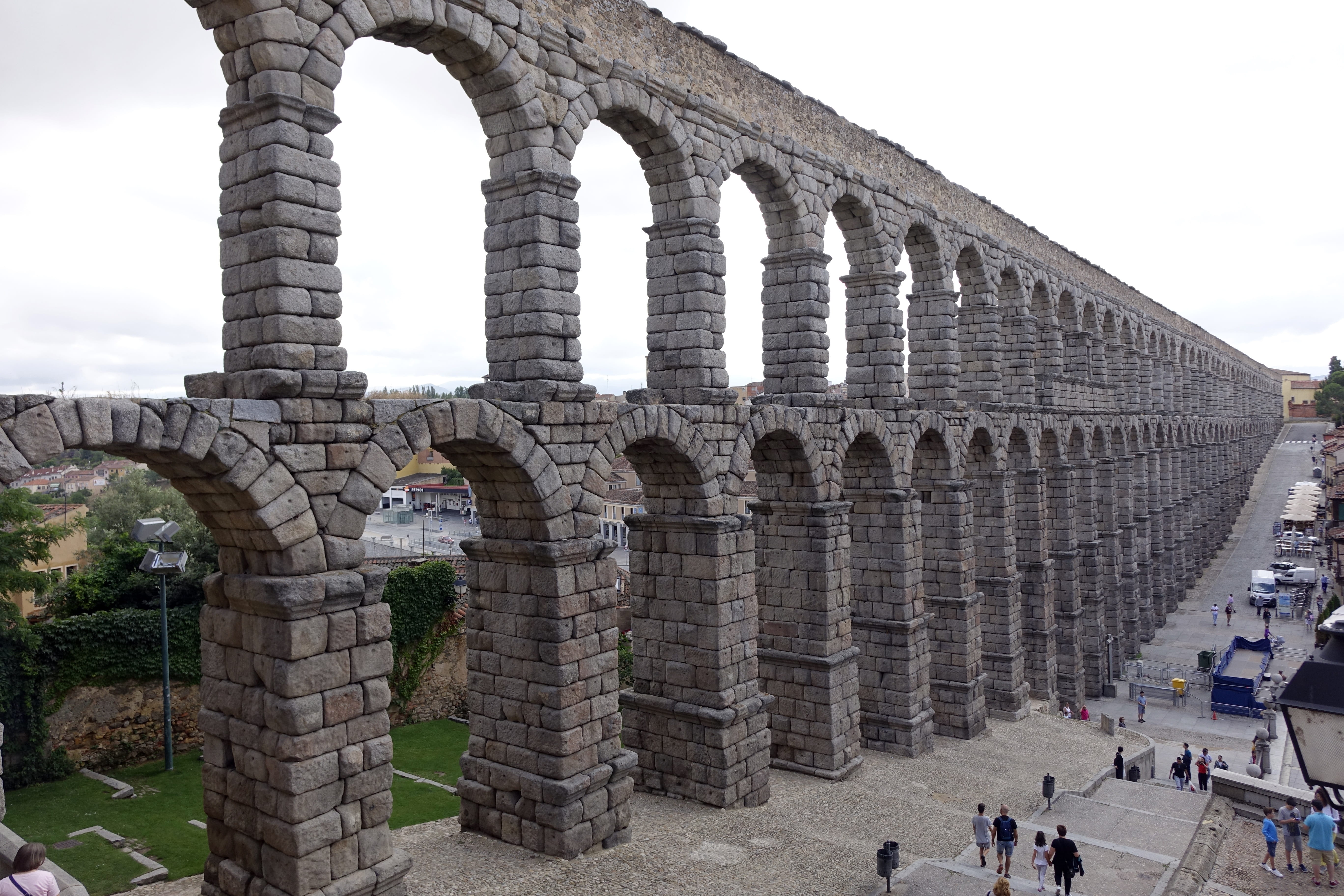 travel destinations, old ruin, nature, archaeology, group of people, sky, aqueduct, large group of people, architecture, outdoors, aqueduct of segovia, HD Wallpaper