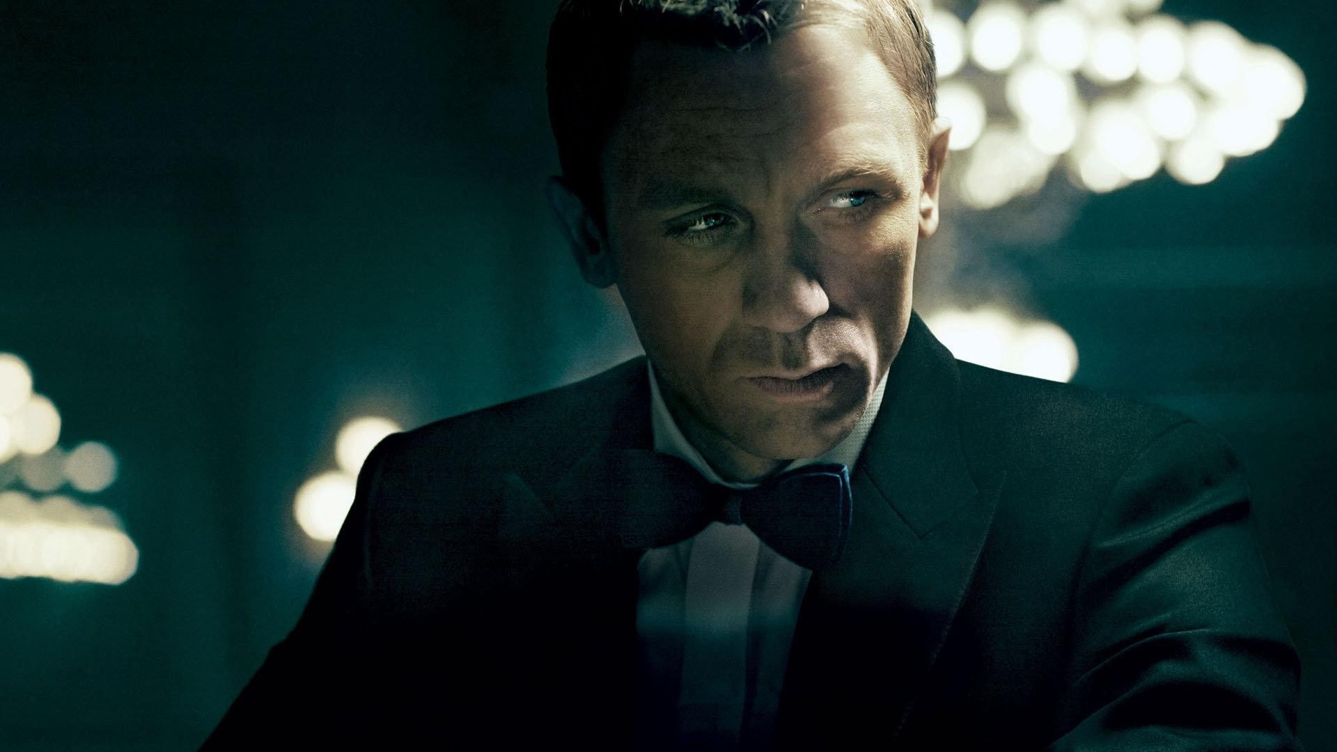 adult, looking, men, well-dressed, 1080P, mature adult, night, portrait, looking at camera, dark, front view, illuminated, indoors, business, movies james bond casino royale daniel craig, HD Wallpaper