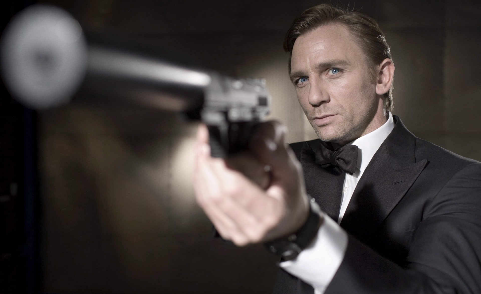 serious, men, Bond, suit, Royale, James, formal businesswear, weapon, Other Movies, handgun, gun, warning sign, one person, sign, businessman, menswear, HD Wallpaper