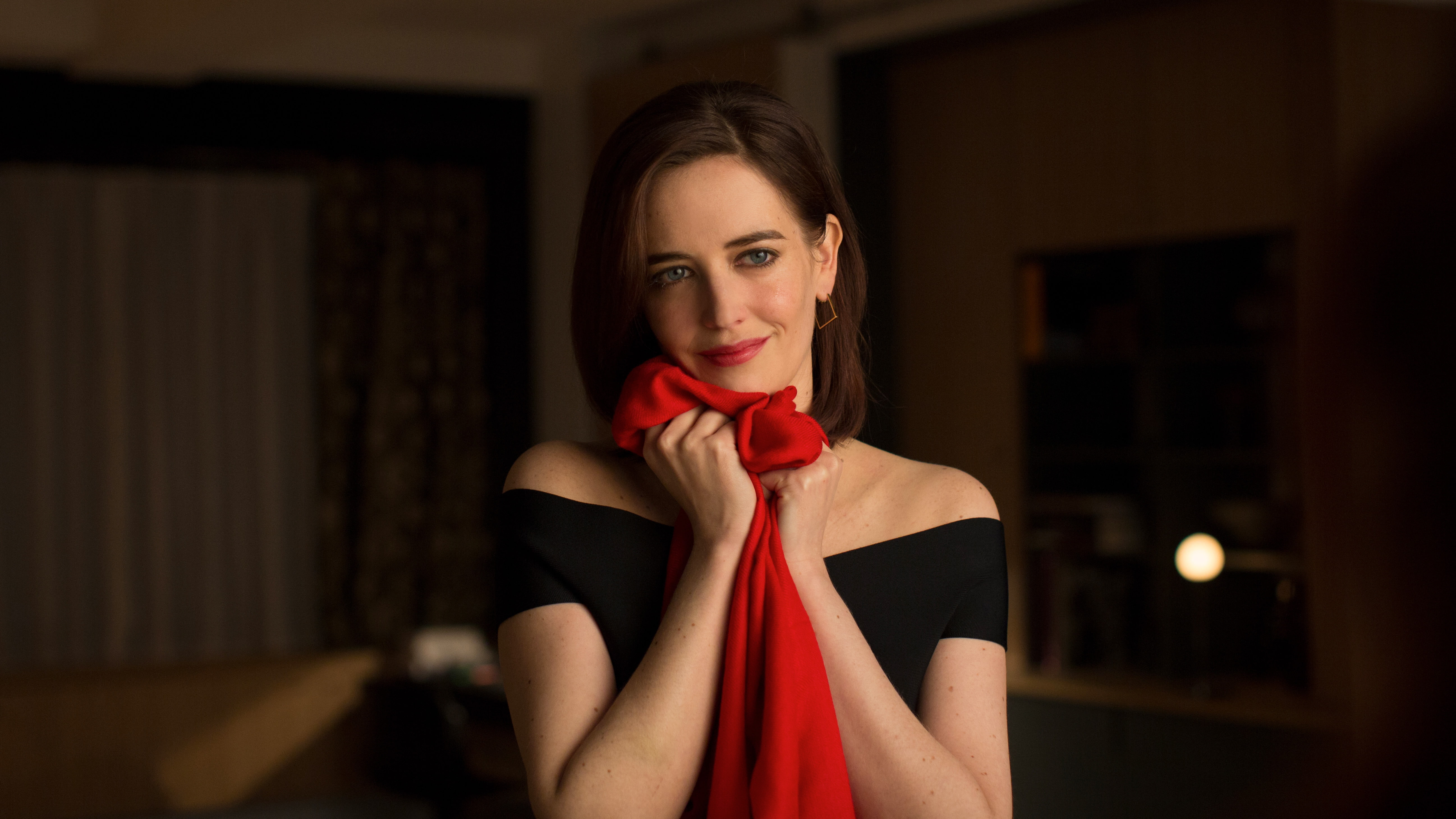 girls, luxury, 4k, beauty, women, 5k, brown hair, adult, young adult, celebrities, headshot, one person, confidence, beautiful woman, holding, red, looking at camera, HD Wallpaper