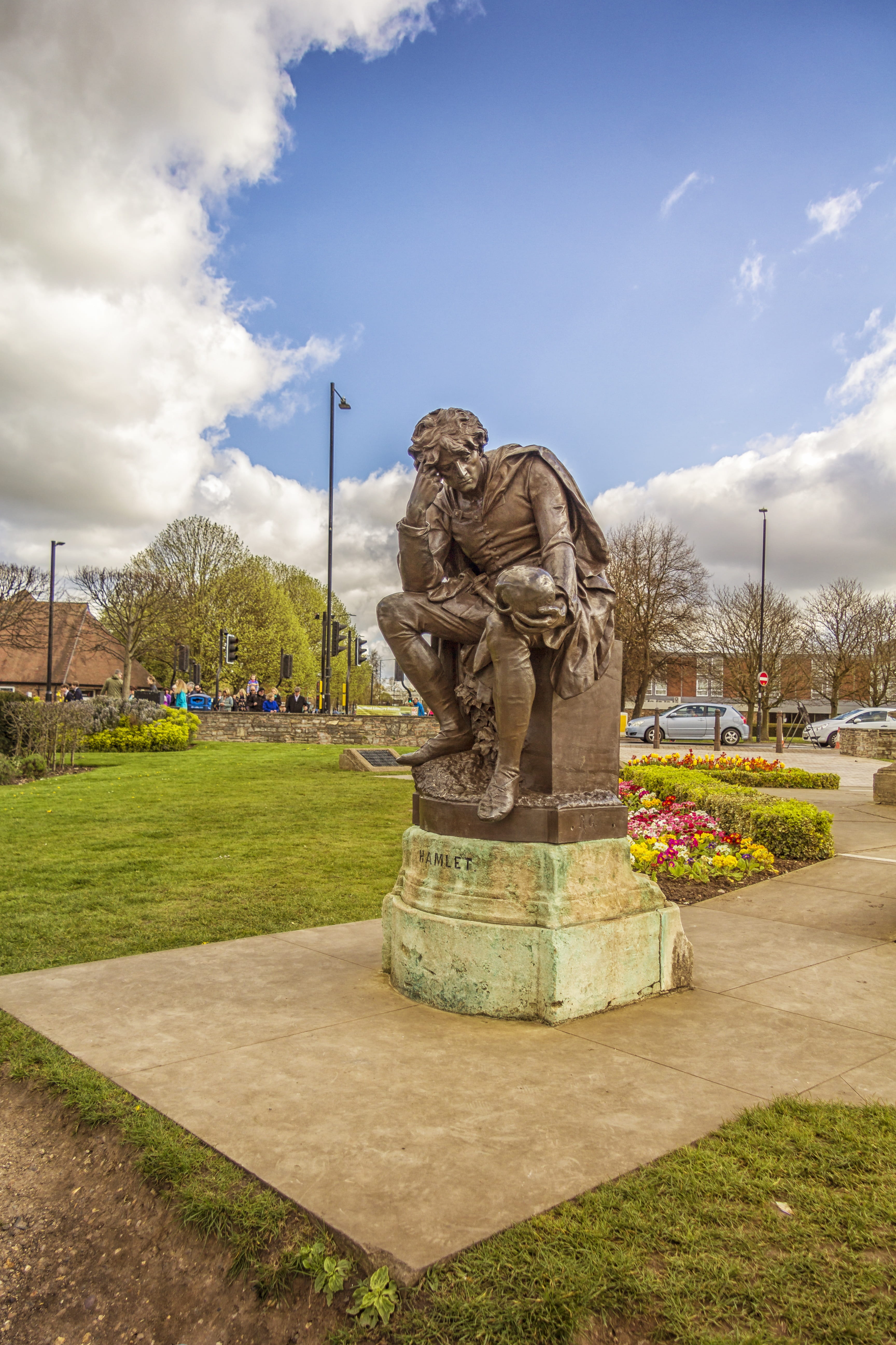 no people, medieval, grass, heritage, sculpture, nature, famous, statue, park, Statue, Shakespeare, spraying, outdoors, cloud - sky, history, historic, Phone HD Wallpaper