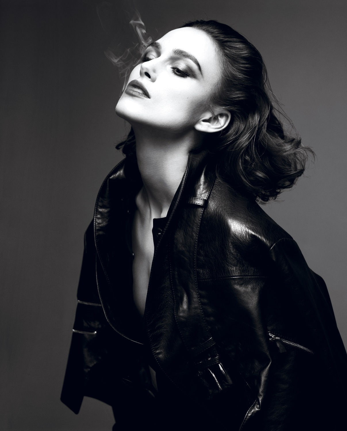 looking up, 720P, portrait, Keira Knightley, beautiful people, modern, indoors, hair, adult, women, looking away, glamour, fashion, hairstyle, luxury, Phone HD Wallpaper