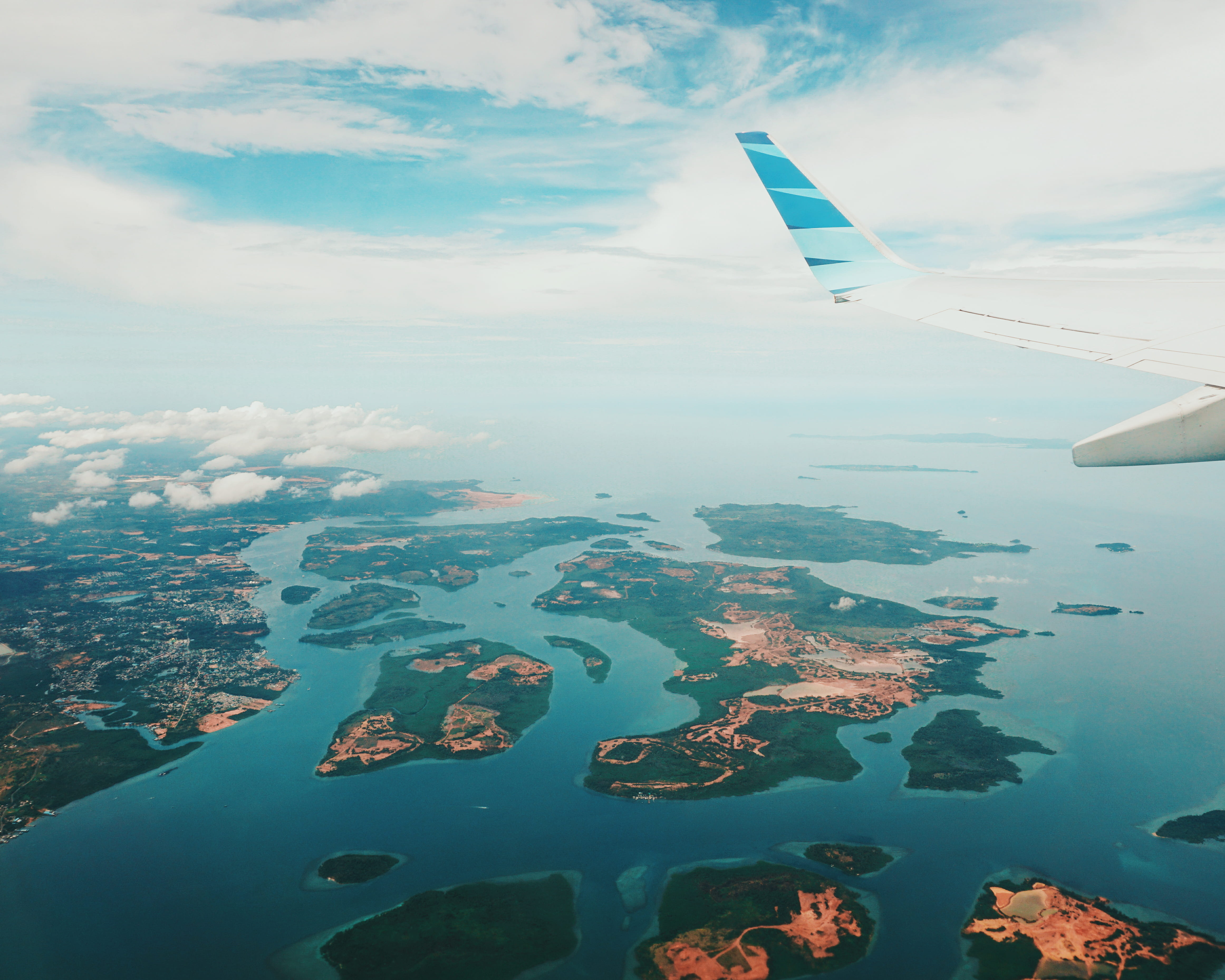 indonesia, mode of transportation, kepulauan riau, flying above istalnd, day, islands, ocean, water, 4K, flying, garuda indonesia, green, mid-air, airplane view, HD Wallpaper