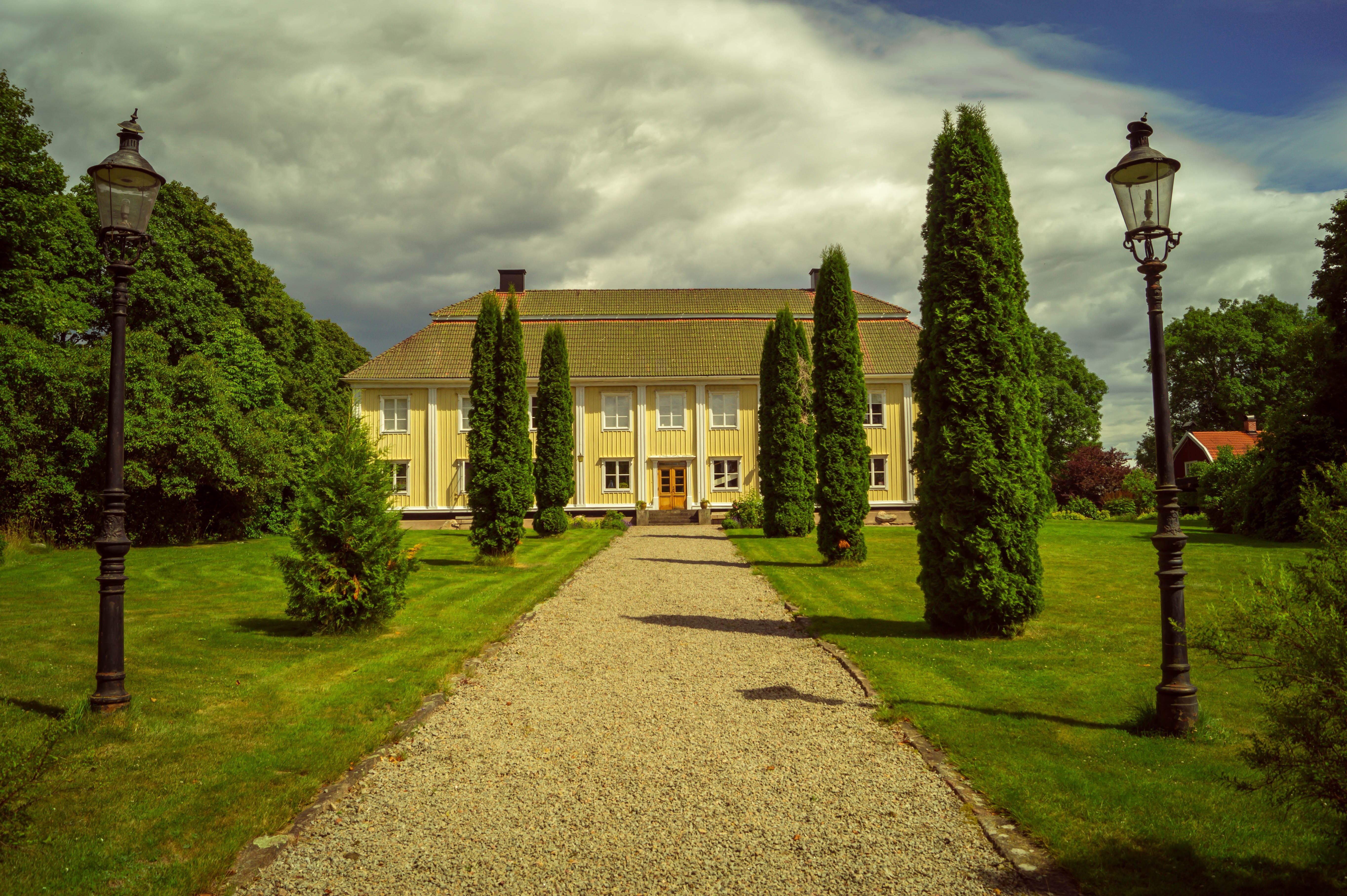 plant, day, built structure, no people, tree, building exterior, grass, cloud - sky, nature, building, outdoors, footpath, 5K, garden, hedge, sky, architecture, HD Wallpaper