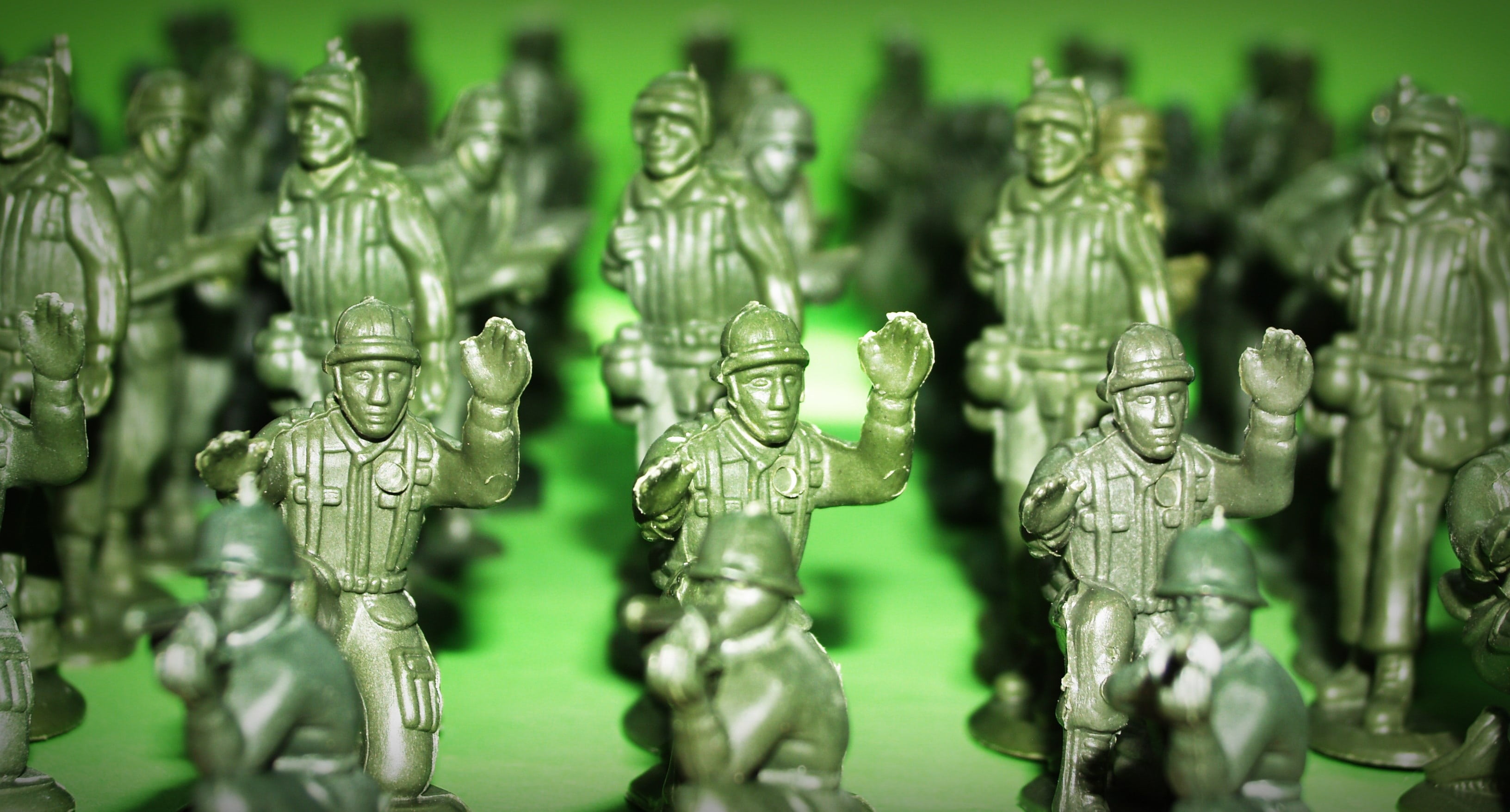 army, in a row, leisure activity, bazooka, figurines, soldiers, figurine, closeup, battle, rifle, machine, indoors, lot, board game, war, display, combat, HD Wallpaper