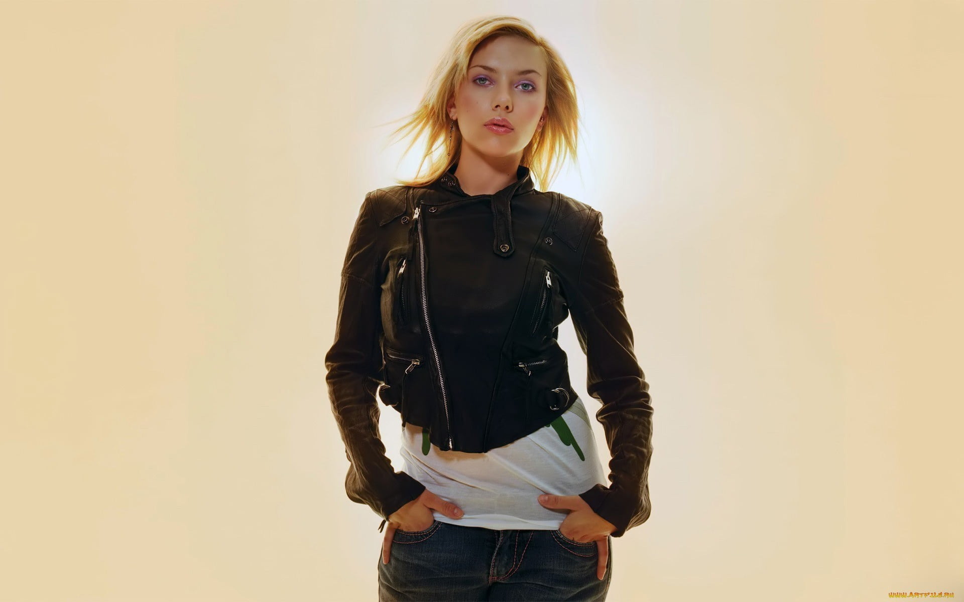 portrait, three quarter length, fashion, leather jacket, makeup, blond hair, beautiful woman, beauty, one person, actress, casual clothing, 1080P, simple background, HD Wallpaper