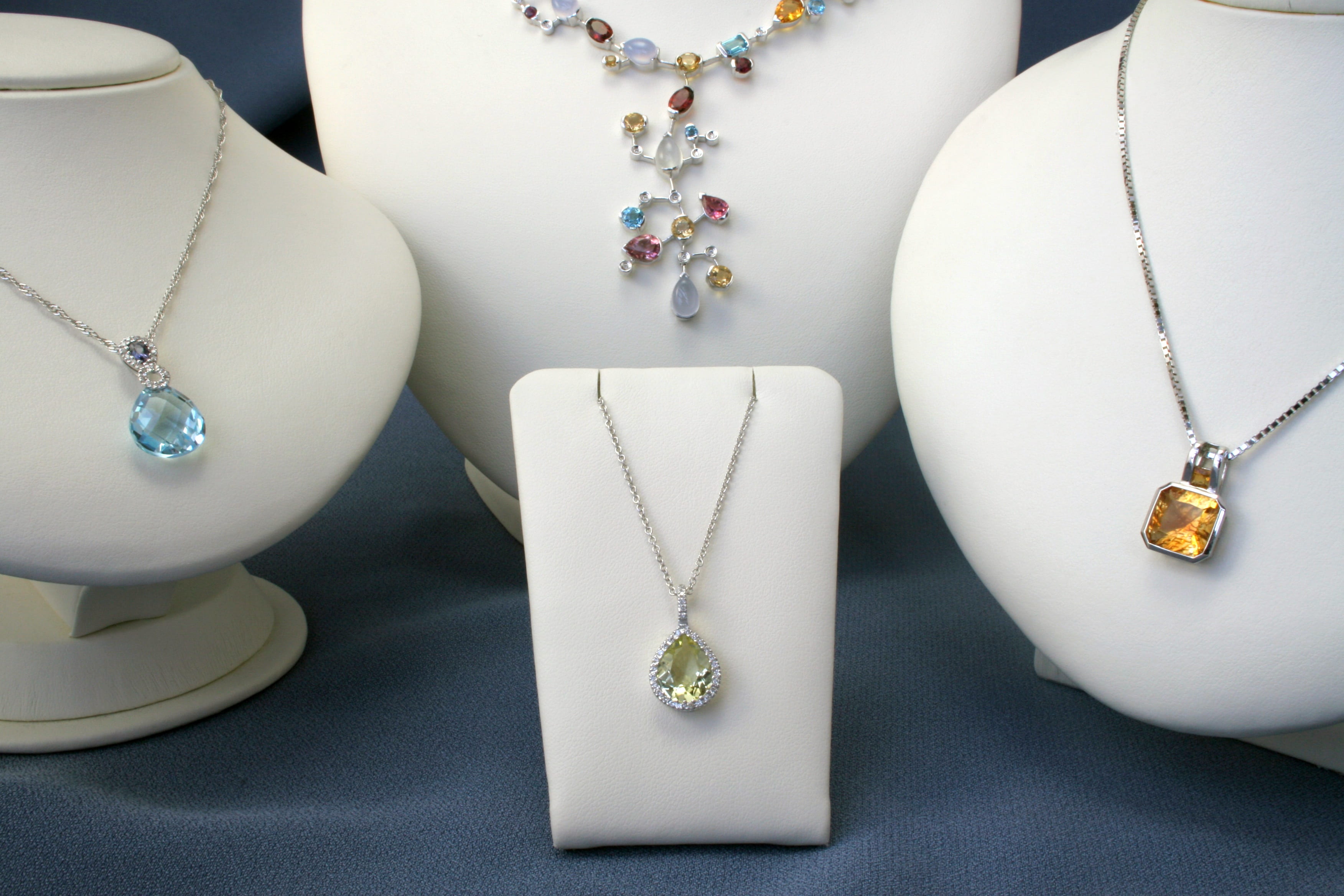 close-up, precious gem, on display, diamond - gemstone, still life, elegance, pendant, white color, bead, jewellery, jewelry, white gold, expense, ring, HD Wallpaper
