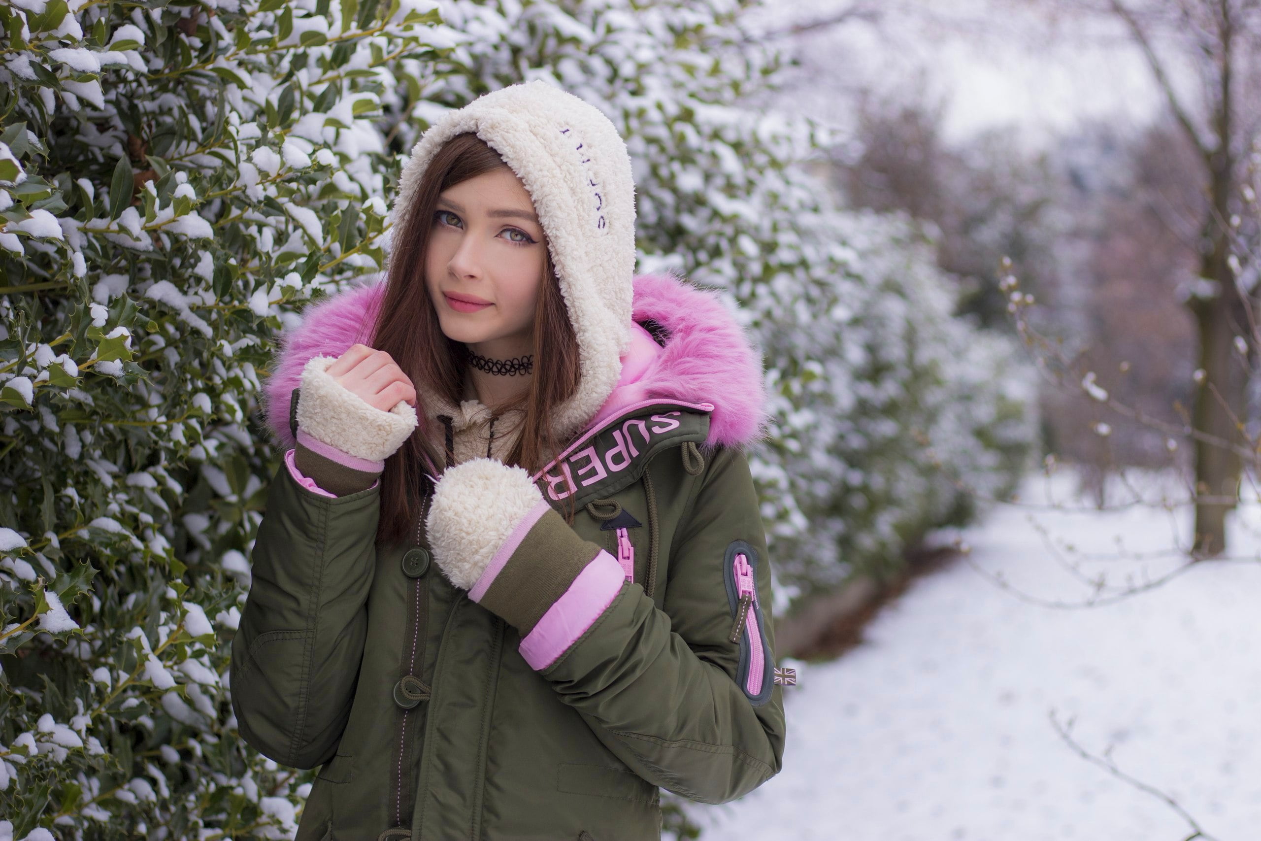 scarf, 2K, green eyes, hairstyle, waist up, glove, leisure activity, warm clothing, women, Karina Kozyreva, front view, blouse, holding, hoods, outdoors, HD Wallpaper