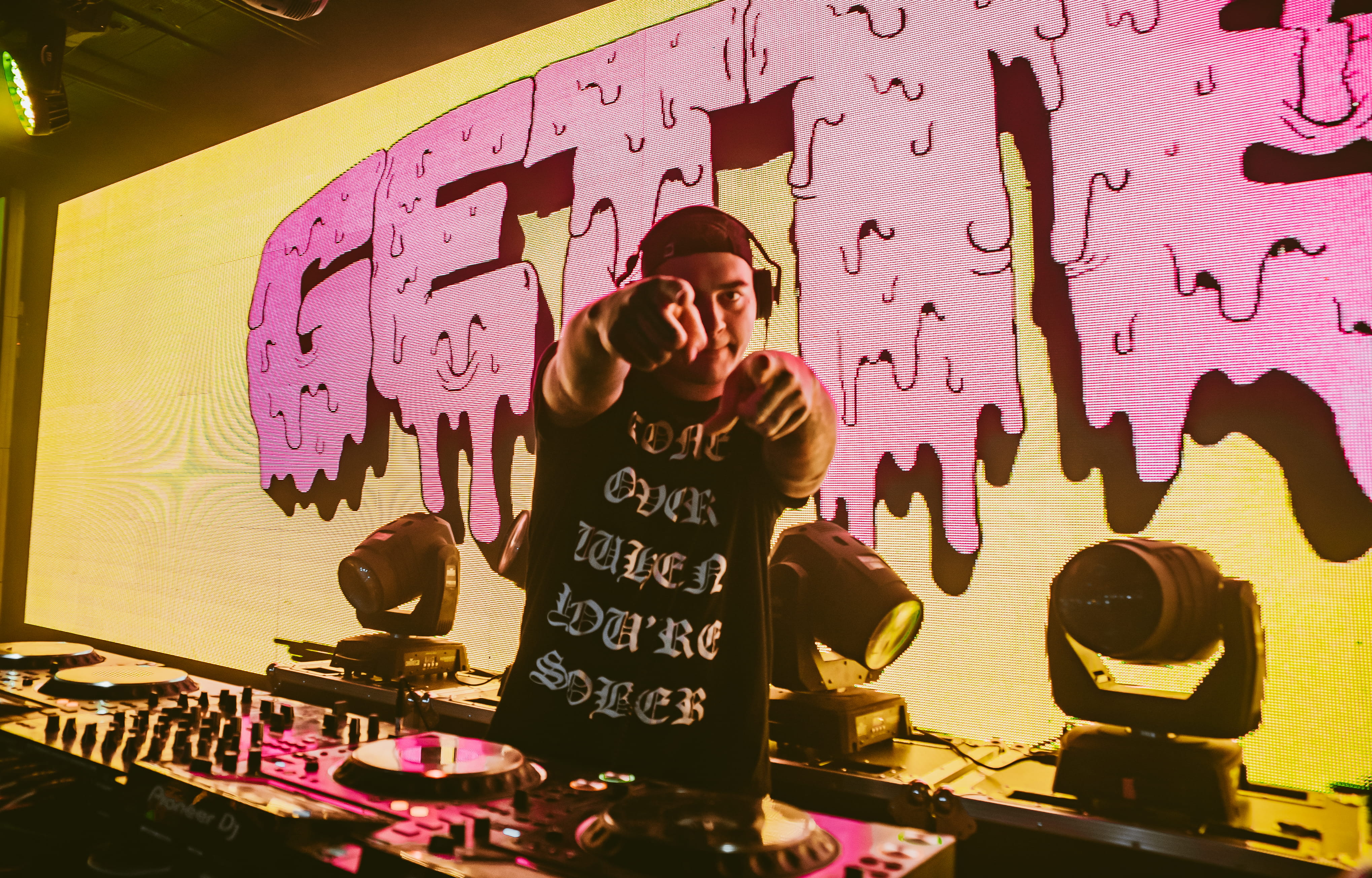 concert, technology, getter, performer, indoors, canada, waist up, one person, graffiti, lights, night life, man, front view, shirt, clothing, venue, occupation, HD Wallpaper