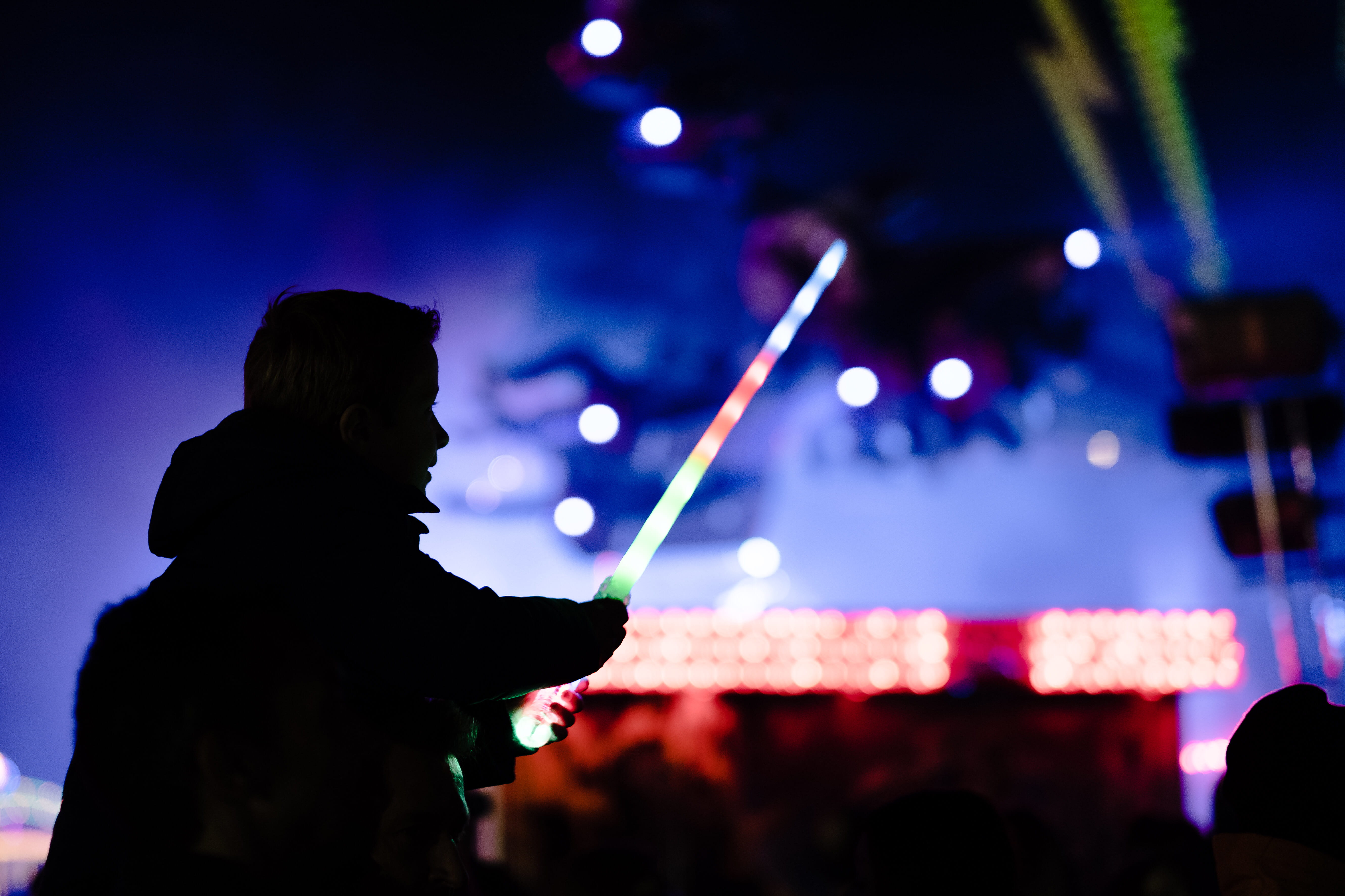 lighting equipment, light, microphone, spectator, illuminated, lighted, people, musician, crowd, music festival, silhouette, saber, holding, device, performance, HD Wallpaper