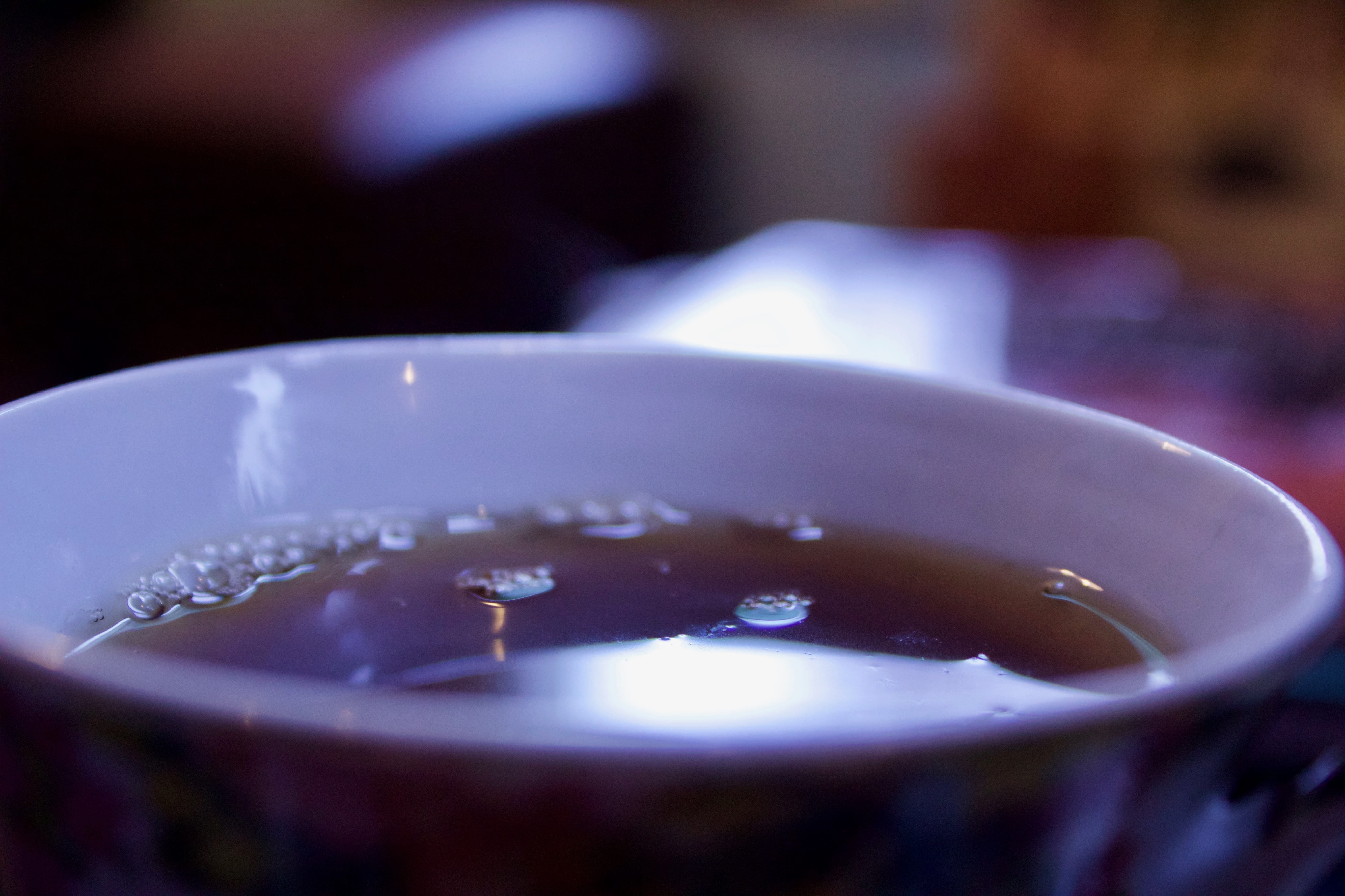 focus on foreground, selective focus, food and drink, macro, tea, water, hot drink, close-up, tea shop, no people, food, refreshment, tea cup, drop, drinking glass, HD Wallpaper