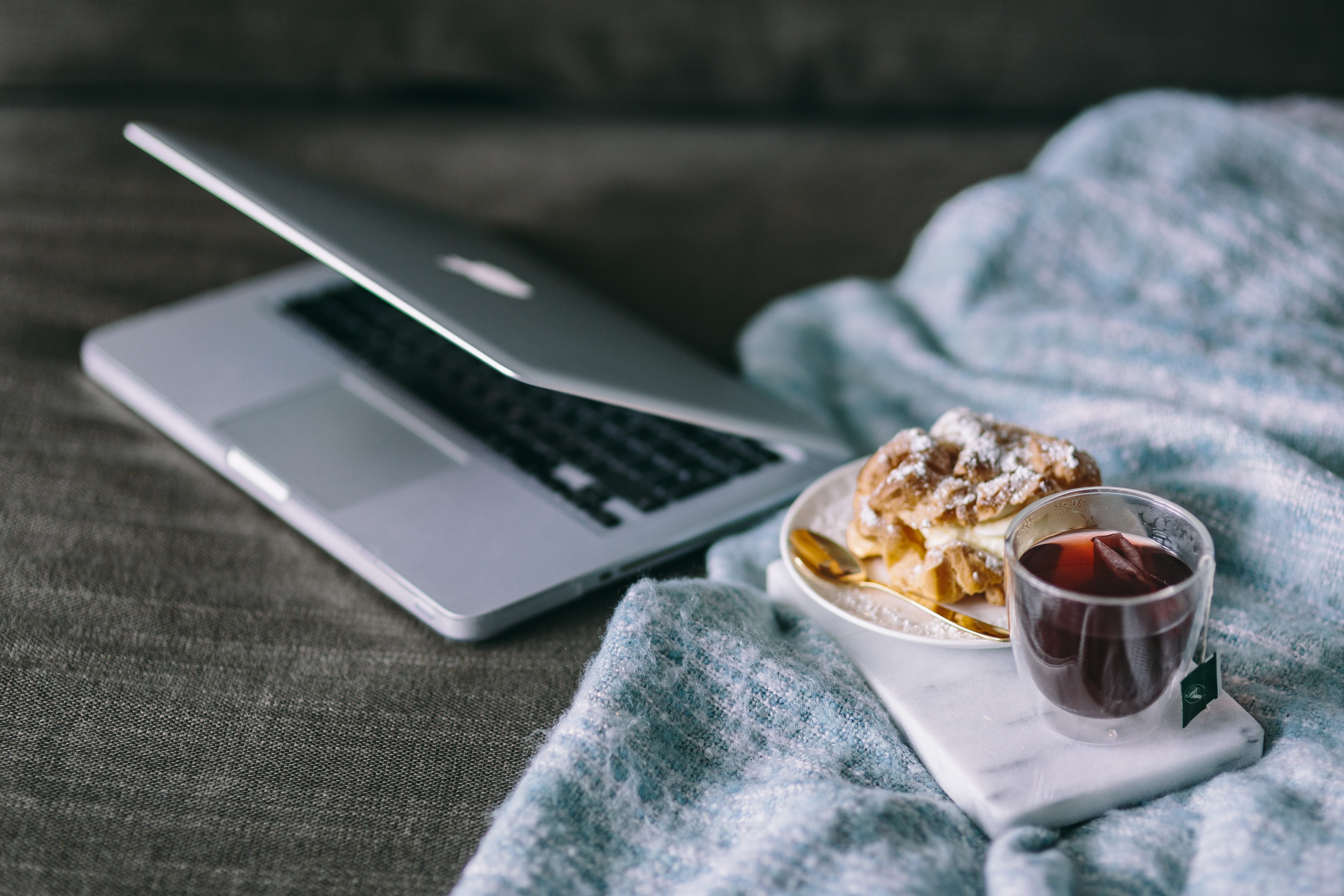 coffee cup, 5K, Cup of tea, communication, internet, hot drink, food and drink, cup, hot, wireless technology, cake, laptop, coffee, tea, breakfast, computer, HD Wallpaper