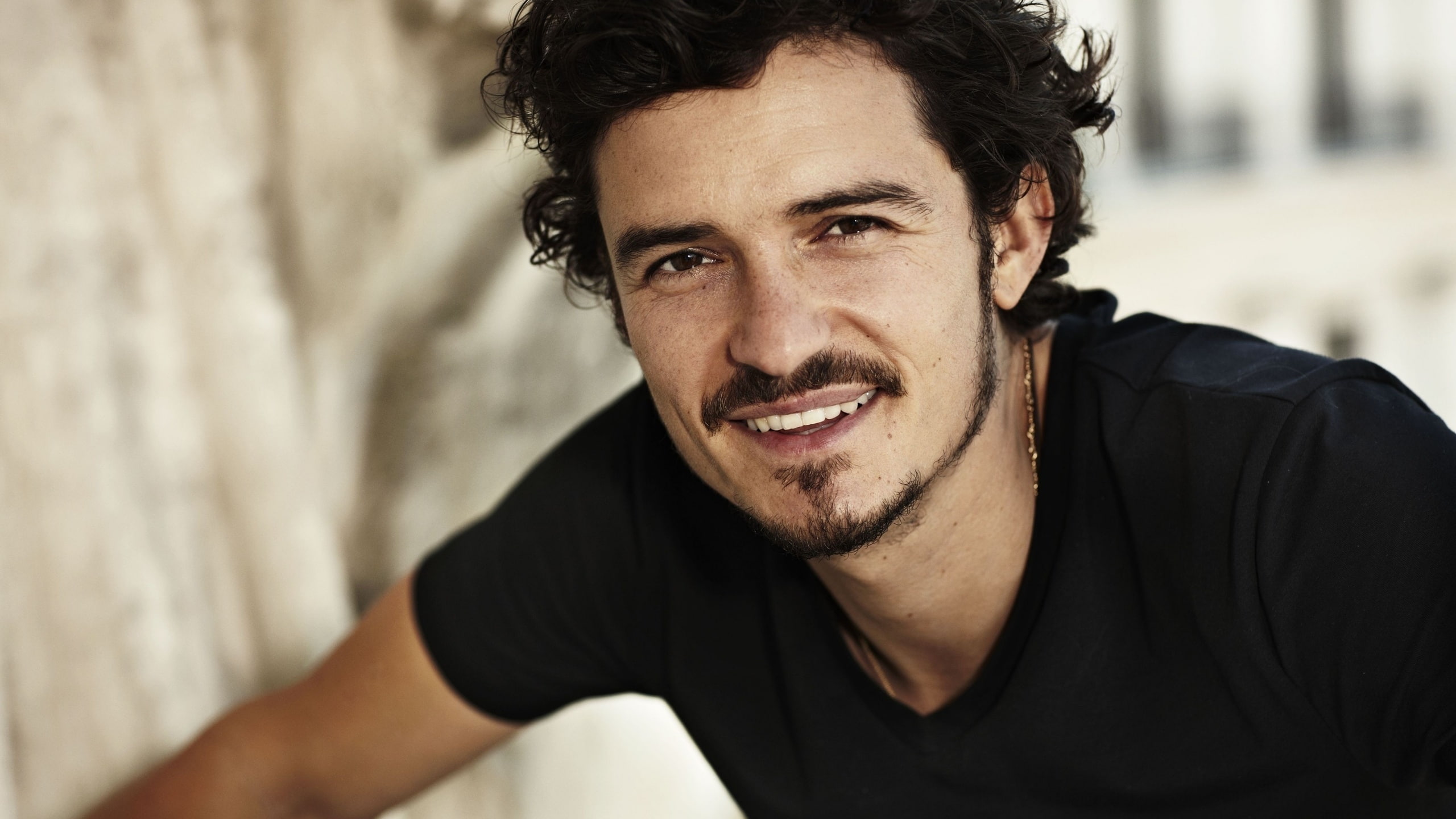 orlando, crew, black, smile, Orlando Bloom, s, shirt, neck, bloom, men, 2K, celeb, actor, HD Wallpaper