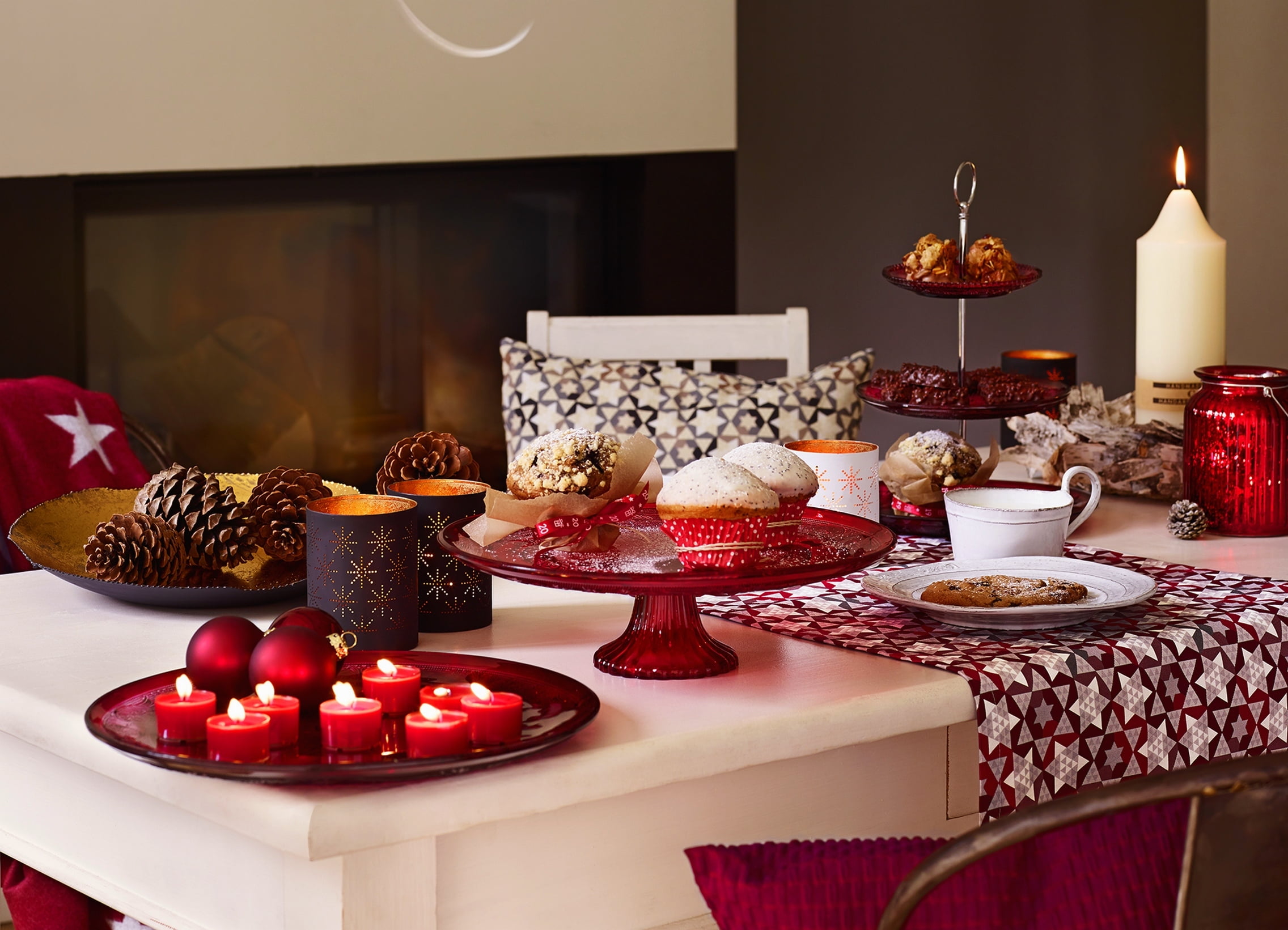 lighting equipment, cake, illuminated, sweet, table, eight, Christmas, still life, Christmas tree, holiday, home interior, luxury, red, dessert, freshness, HD Wallpaper