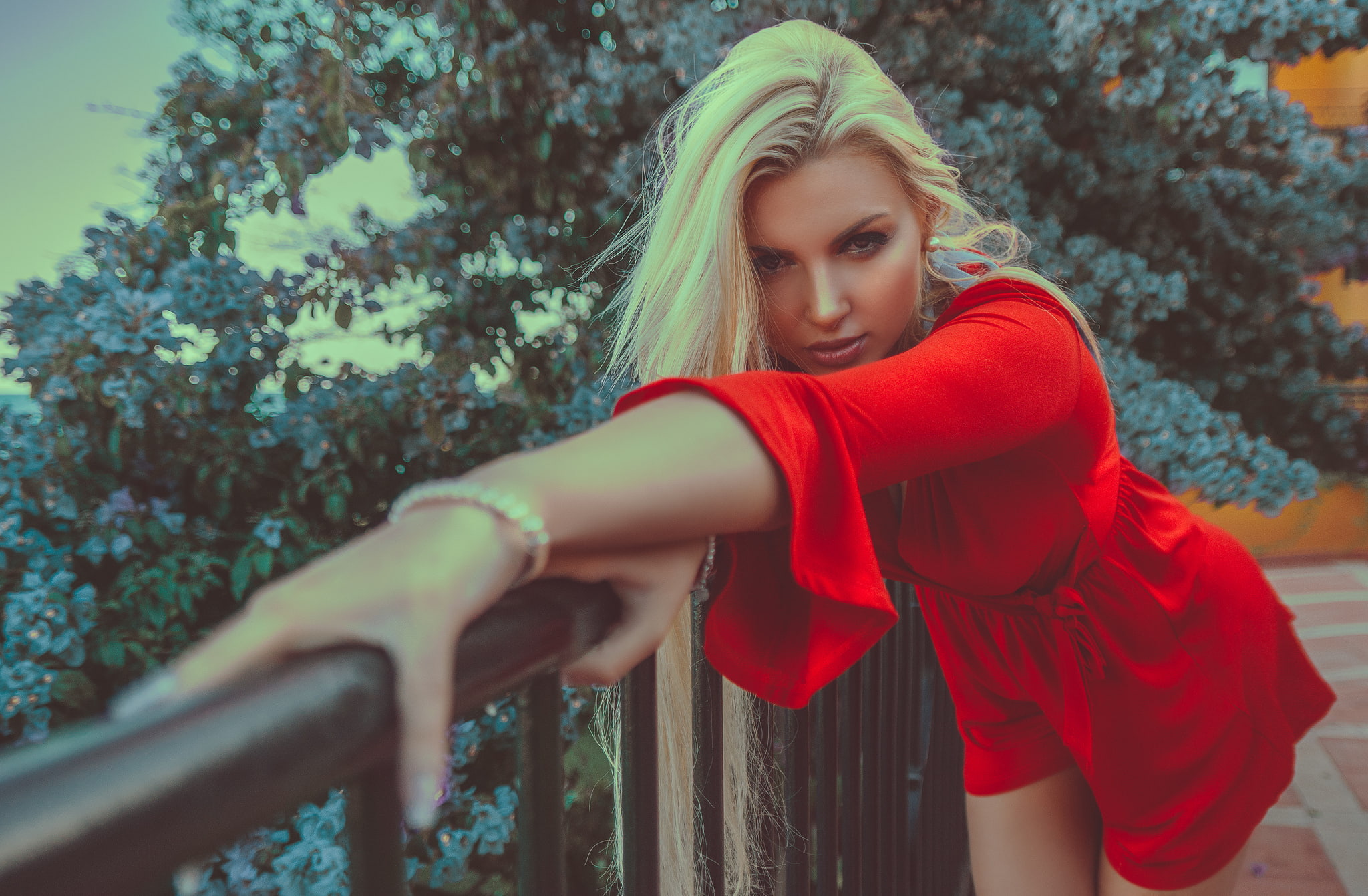 long hair, red, leisure activity, 1080P, standing, warm clothing, beautiful woman, lifestyles, Montse Roura, blond hair, young women, tanned, human arm, HD Wallpaper
