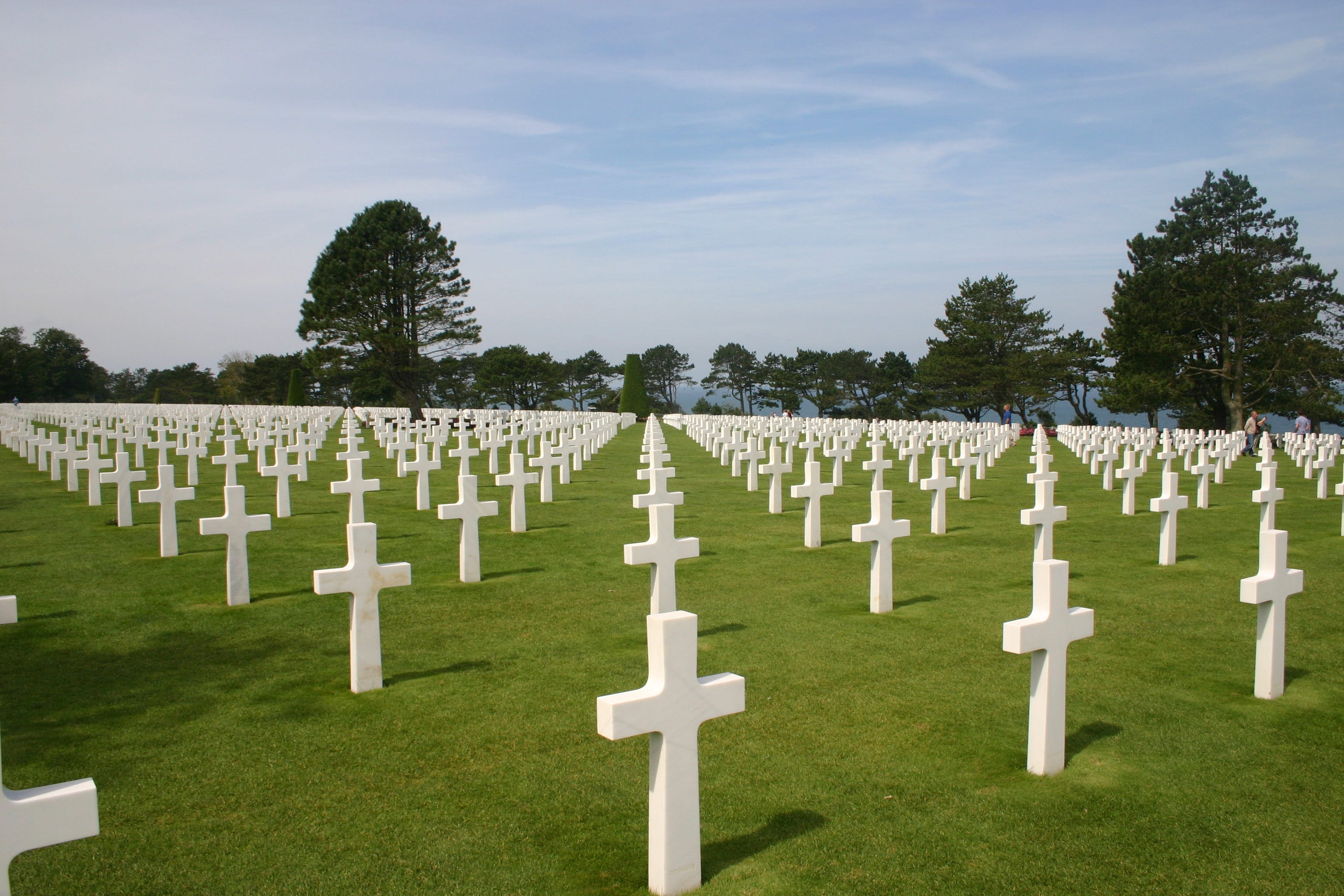 large group of objects, history, white color, 2K, cemetery, the past, memorial, tree, grass, day, no people, religion, commemorate, normandy, in a row, HD Wallpaper