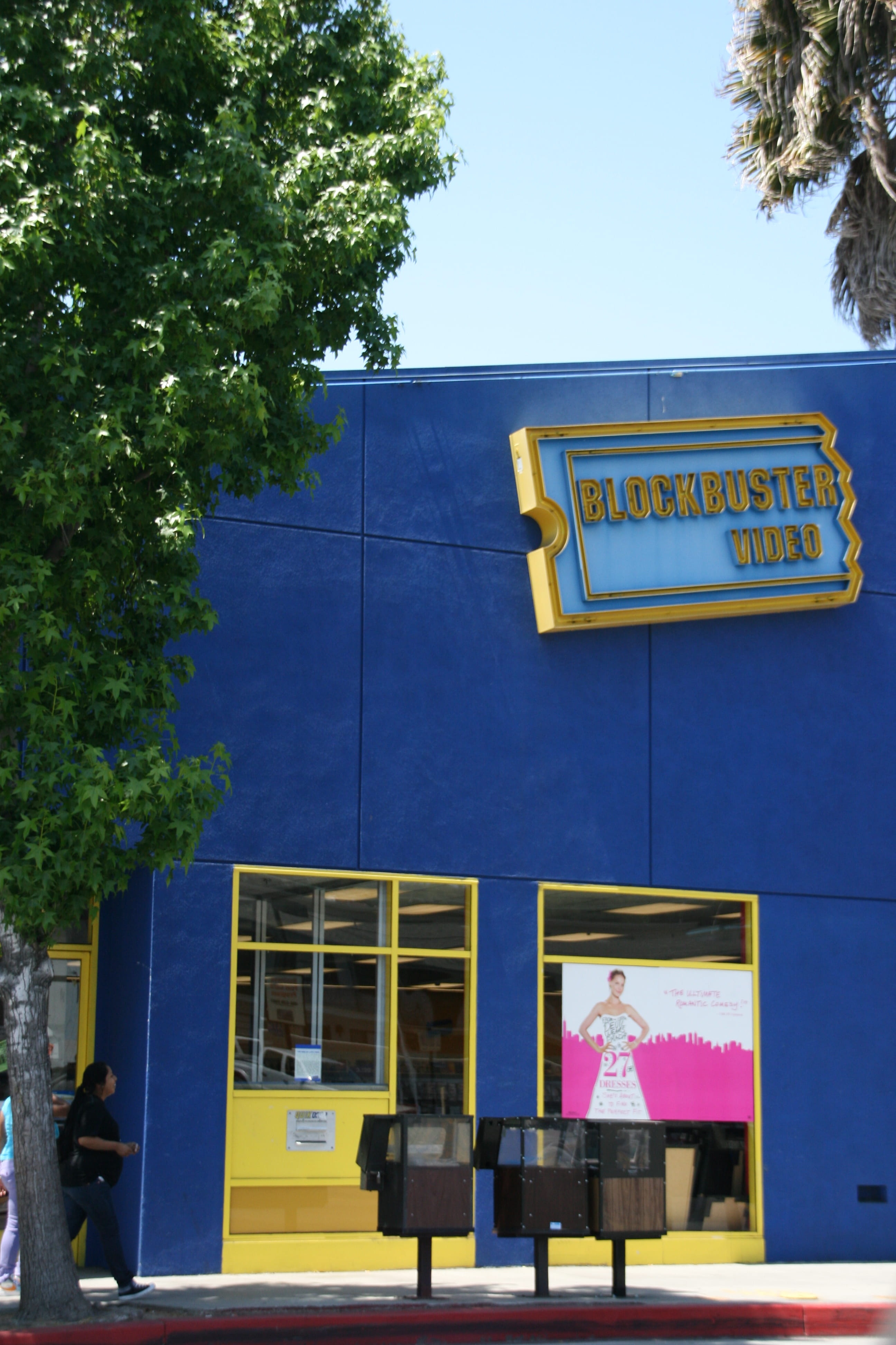 tree, sky, nerds, real people, blockbuster video, communication, blue, video library, old video library, uniform, united states, standing, building exterior, Phone HD Wallpaper