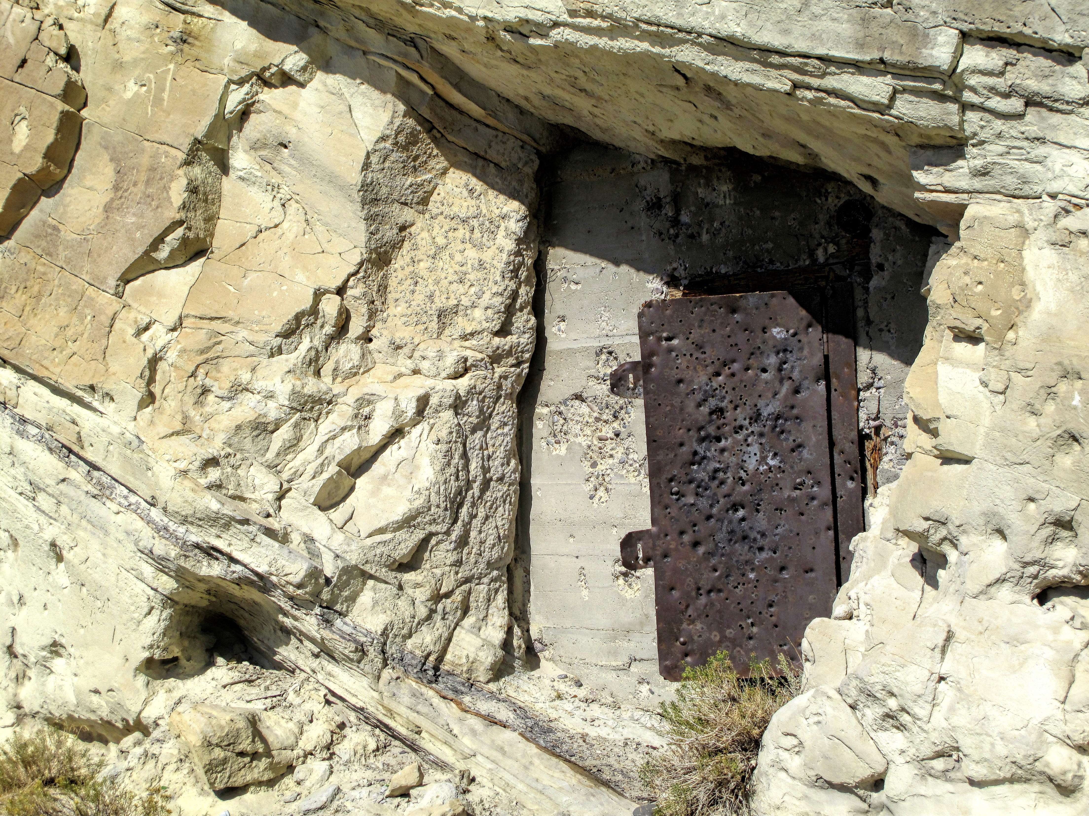 building, cliff, destruction, army soldier, military, wyoming, wall - building feature, rock, damaged, nature, old, bullet, outdoors, rock formation, Mine, HD Wallpaper