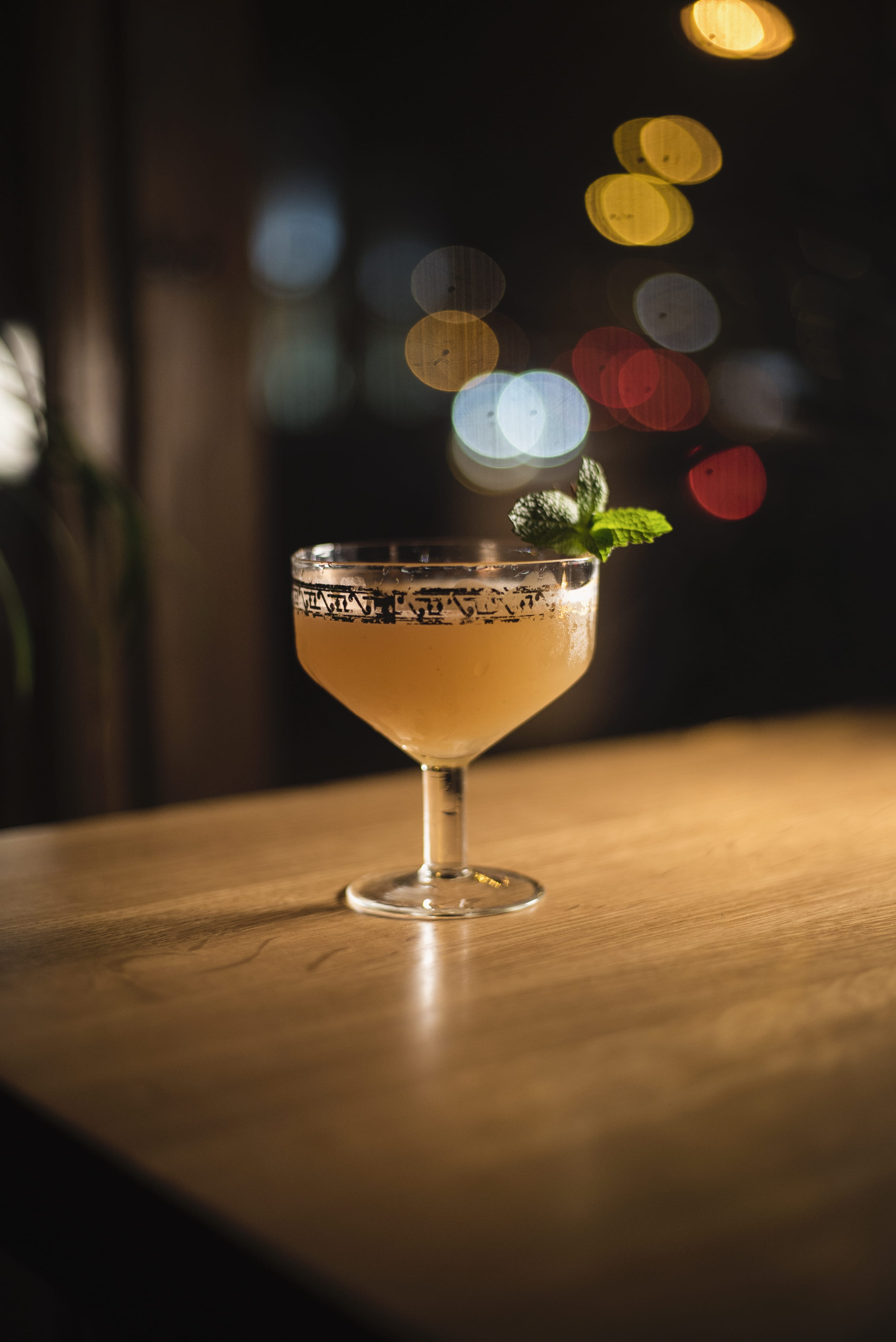 drink, indoors, illuminated, bar - drink establishment, selective, brown, 4K, close-up, wineglass, photography, refreshment, household equipment, cocktail, Phone HD Wallpaper