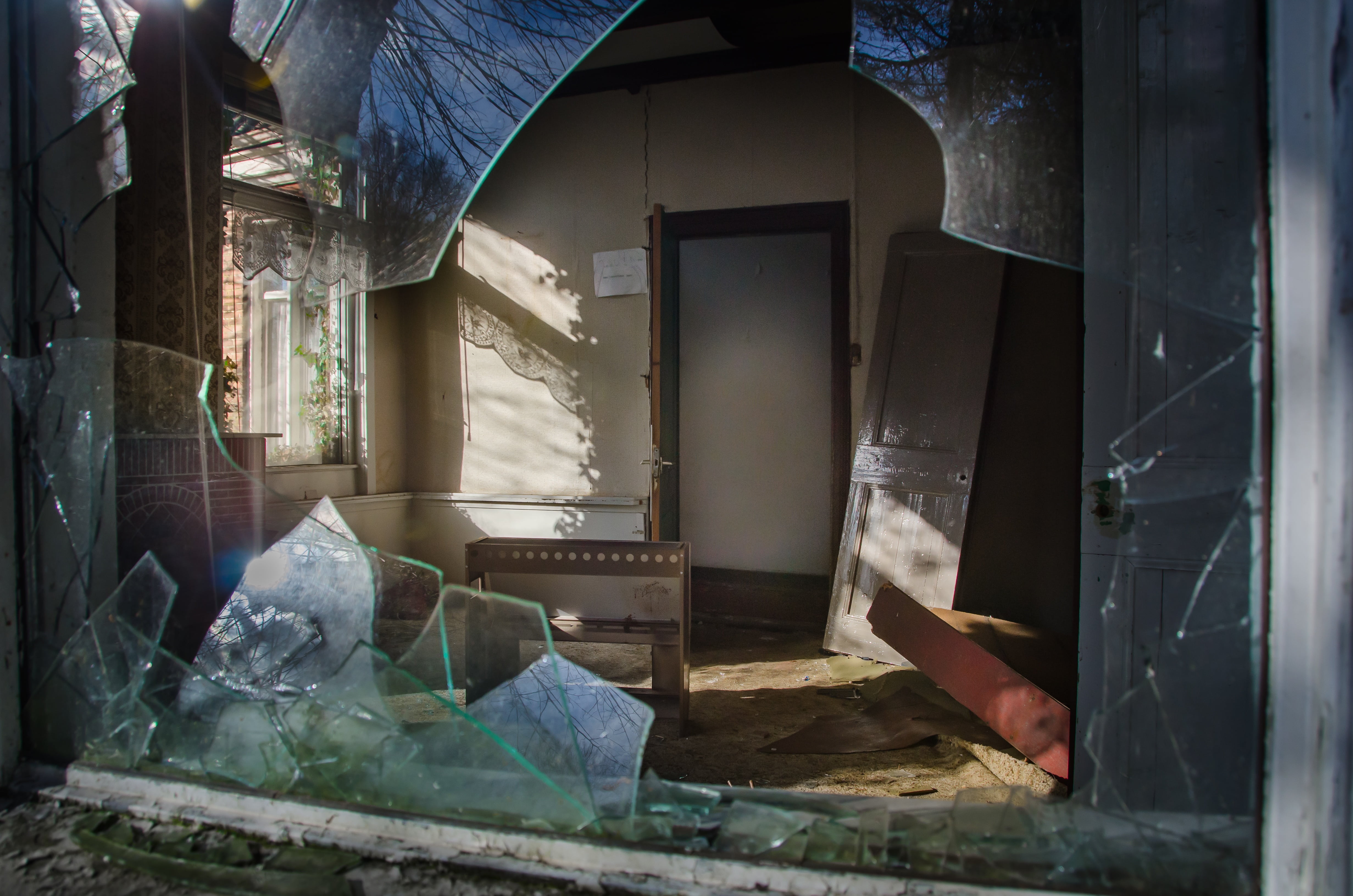 demolished, haunted, damaged, peek, nobody, broken, sun, structure, shattered, aged, room, squats, ruin, spooky, destruction, indoors, glass, building, HD Wallpaper