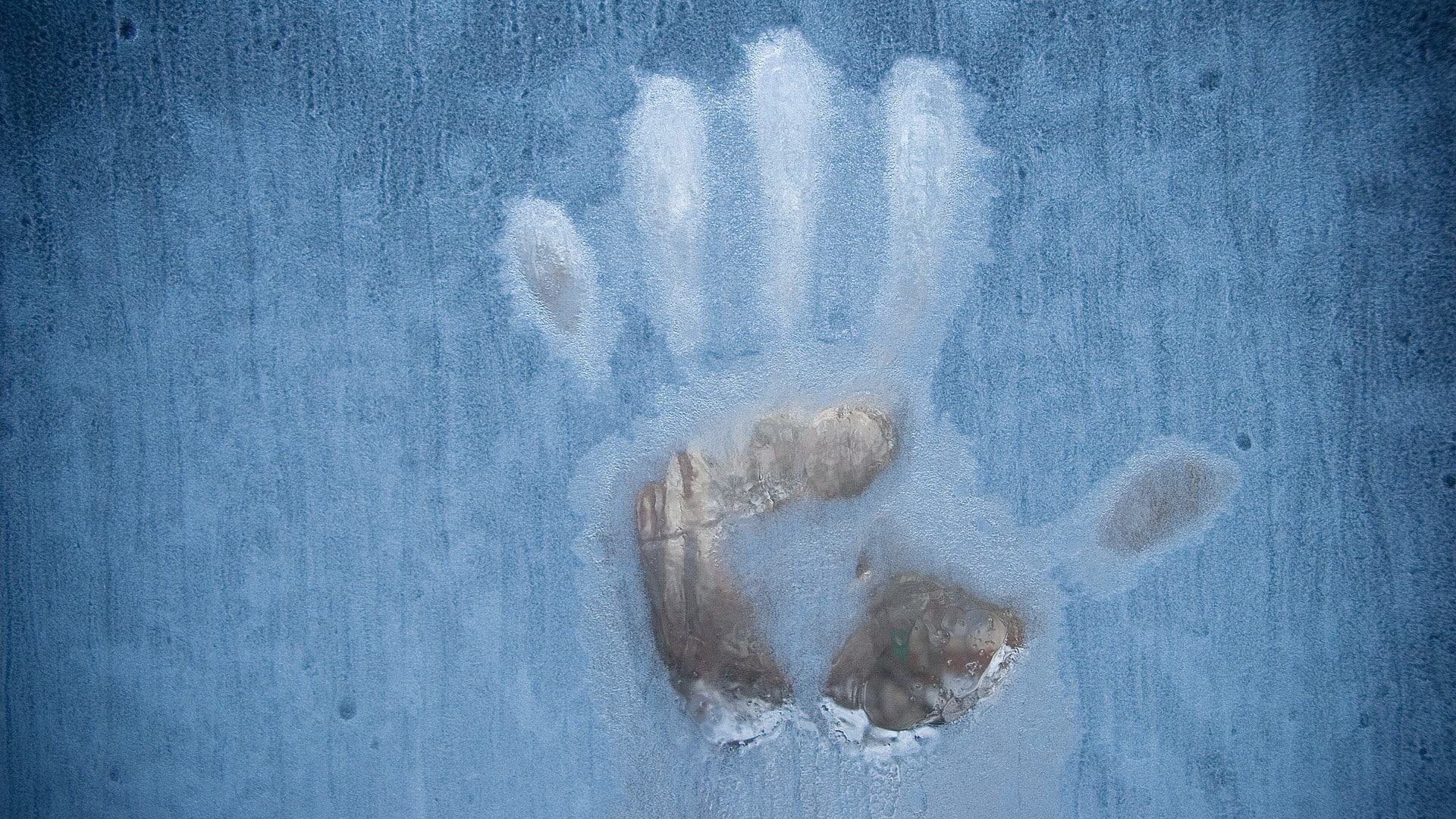 window, nature, ze frame, blue, ice, 1080P, water, one person, handprints, minimalism, day, condensation, indoors, cold temperature, blue background, winter, HD Wallpaper