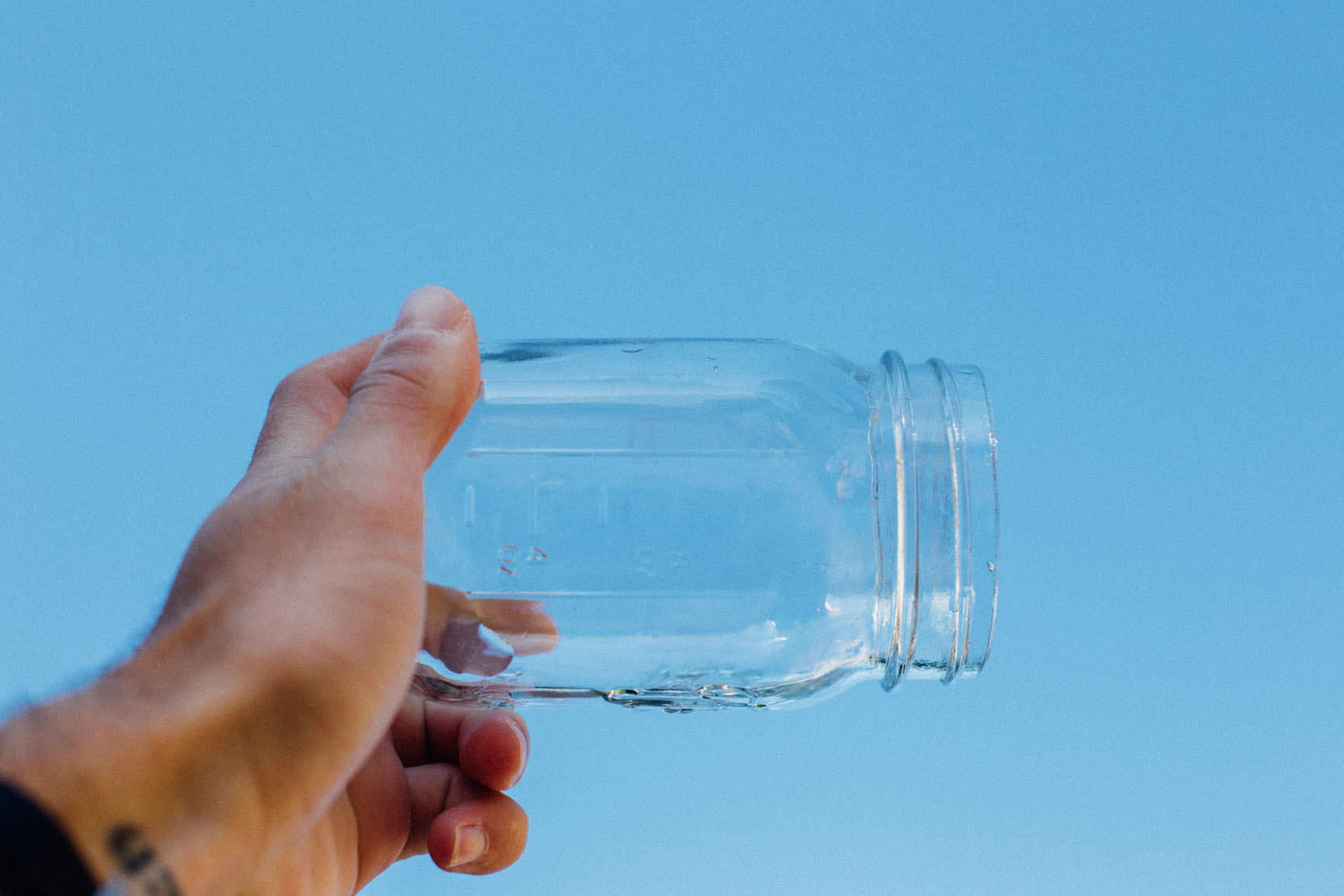 fingers, copy space, focus, 720P, hand, purity, bottle, studio shot, mason jar, human hand, empty, people, transparent, water, blue, nature, clear, finger, HD Wallpaper