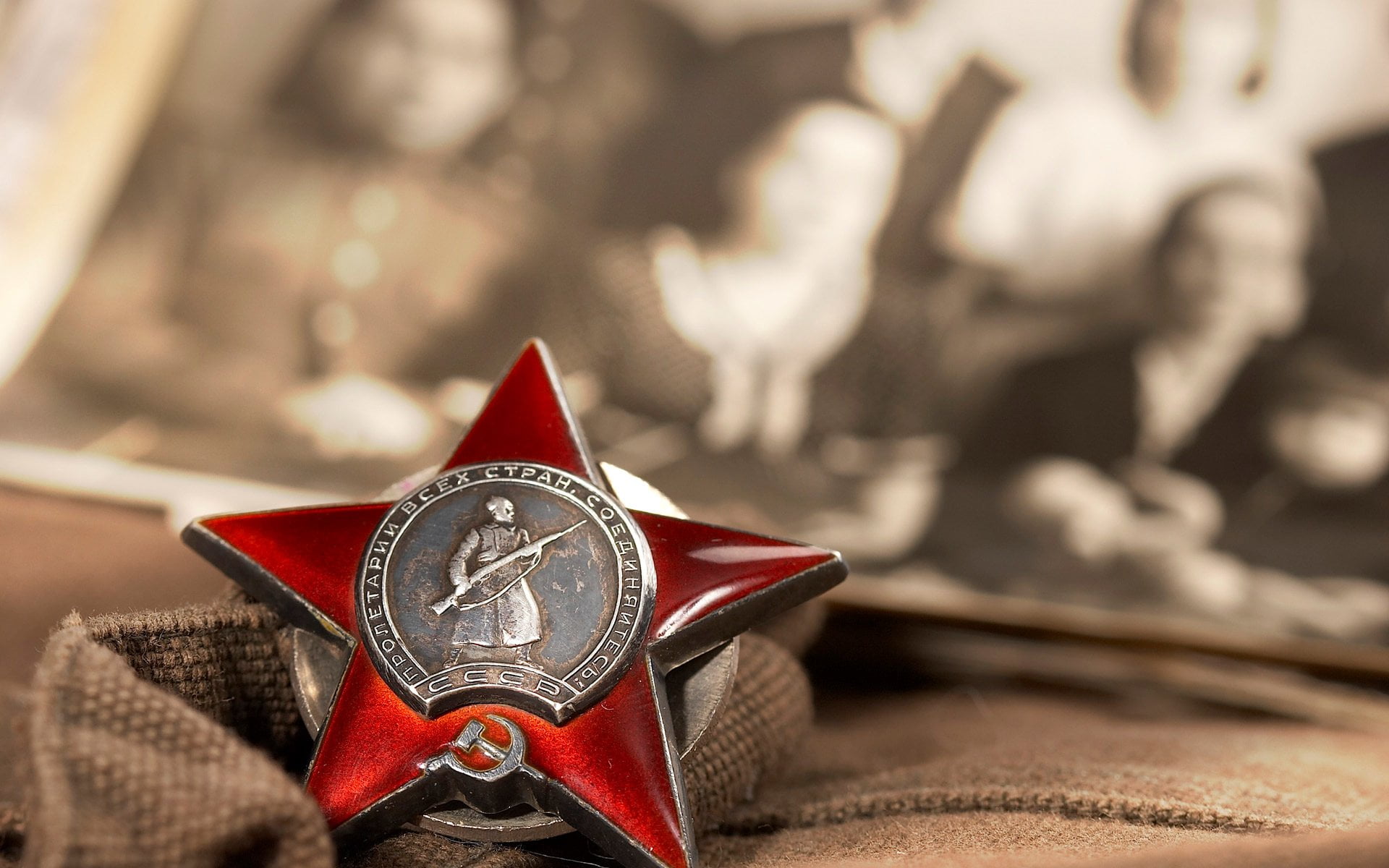 shape, finance, architecture, focus on foreground, time, still life, no people, minute hand, art and craft, Victory Day (9 May), metal, outdoors, red, day, HD Wallpaper