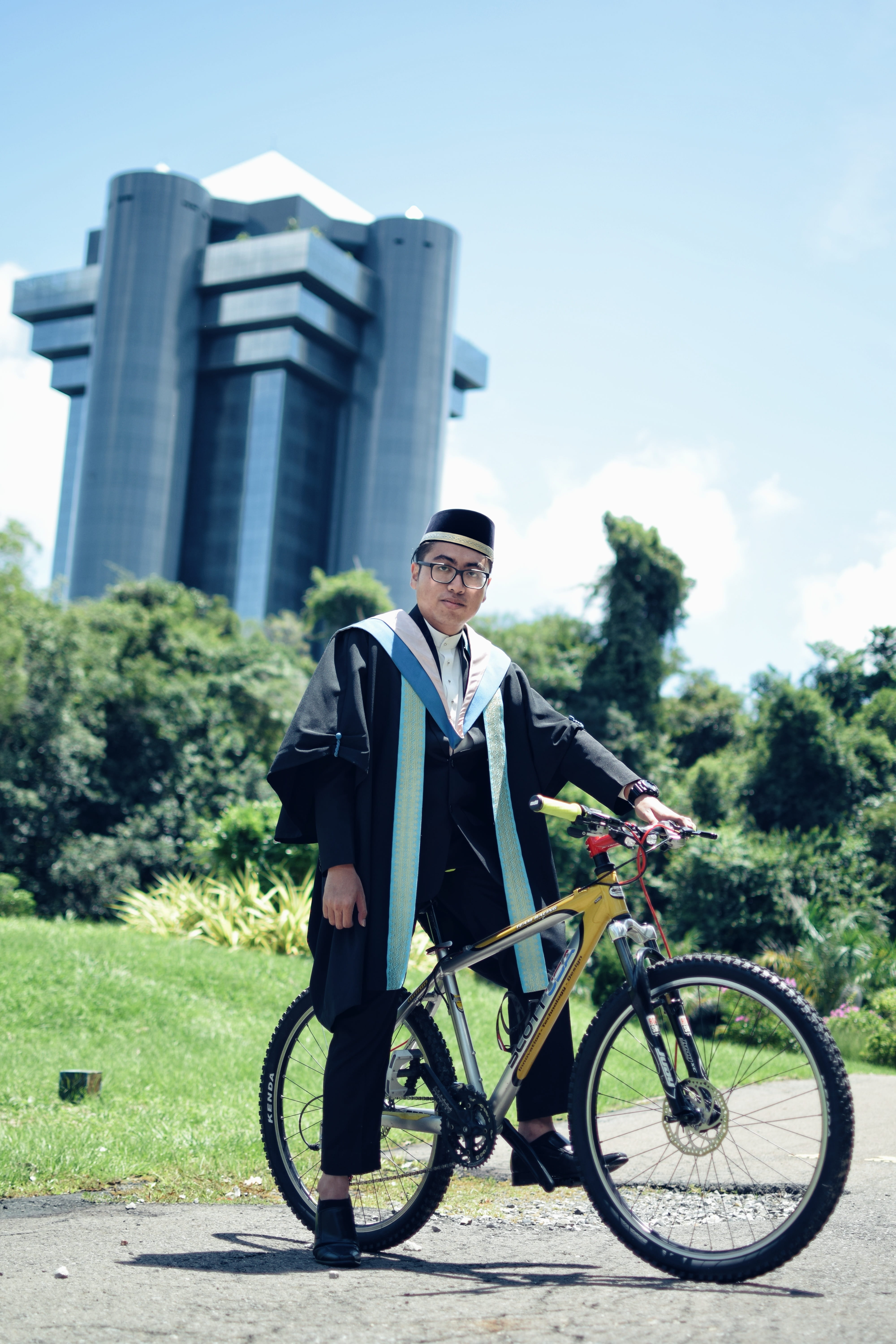 graduation, mature men, bachelor, suit, one person, sky, day, well-dressed, bicycle, full length, transportation, real people, graduate, plant, men, nature, Phone HD Wallpaper
