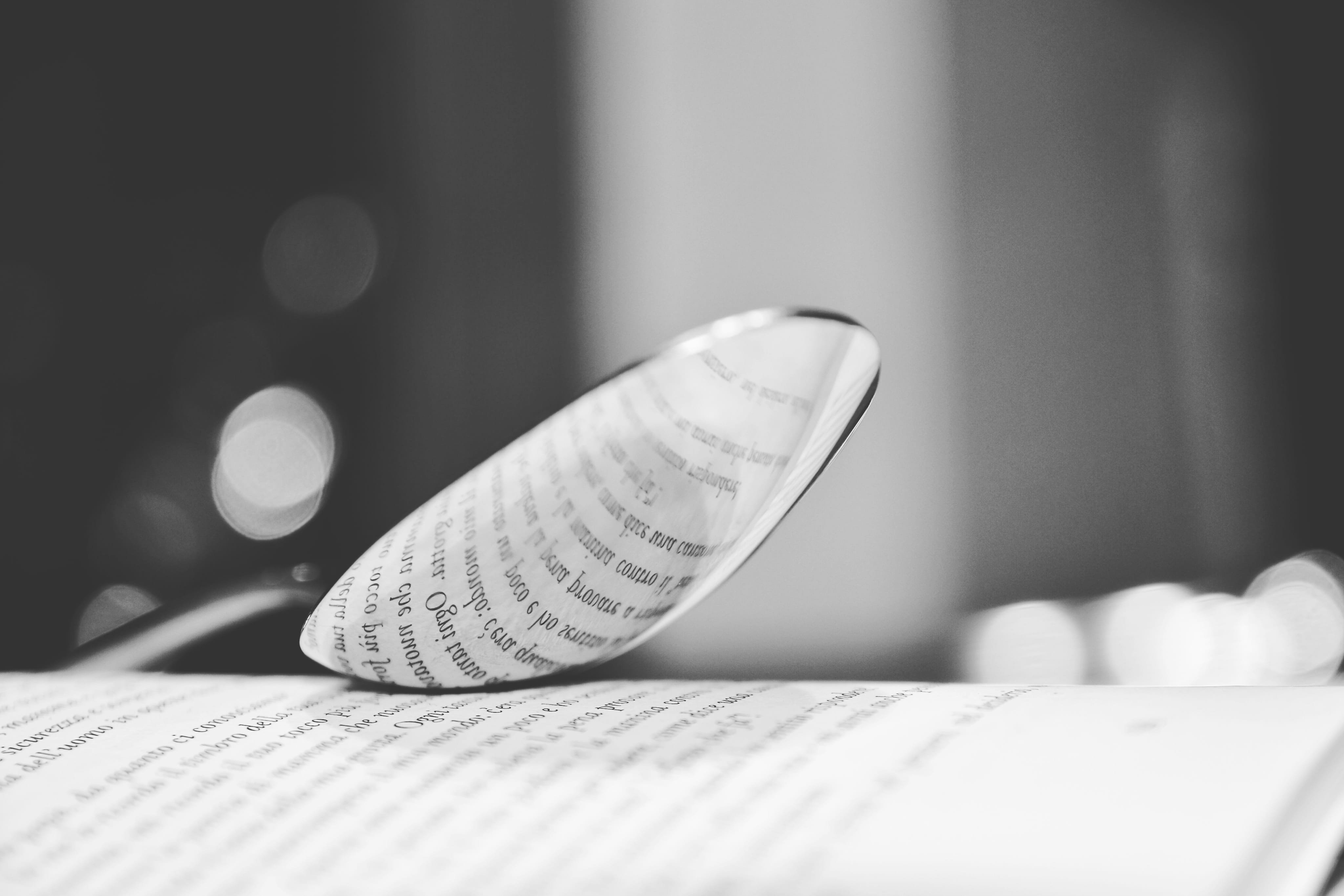 western script, profondità, surface level, testo, lettering, newspaper, sheet music, white, bianco e nero, nove, book, arte, books, learning, selective focus, HD Wallpaper
