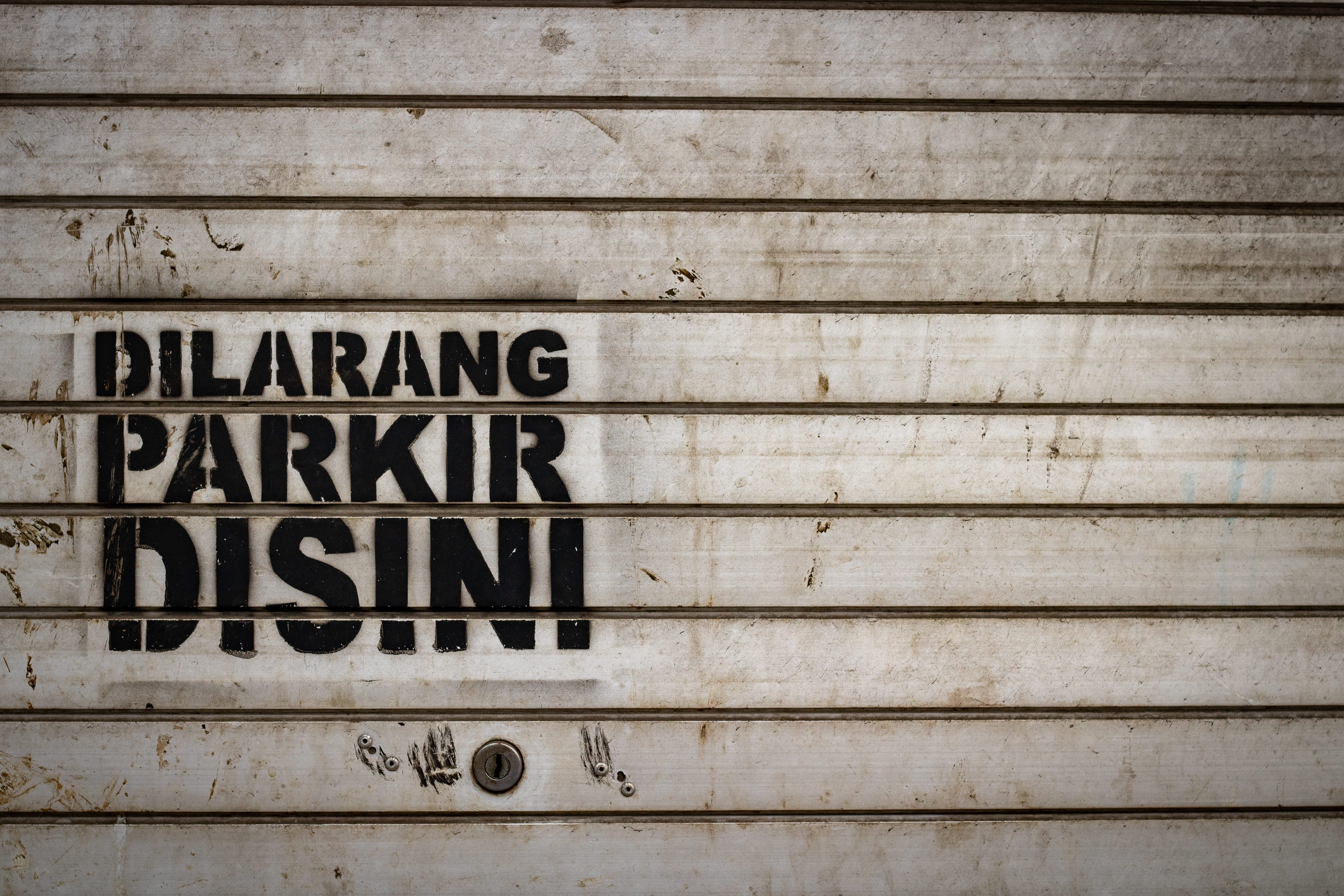 5K, message, built structure, communication, pattern, background, architecture, street photography, not allow, western script, parkir, sign, metal, wood - material, HD Wallpaper