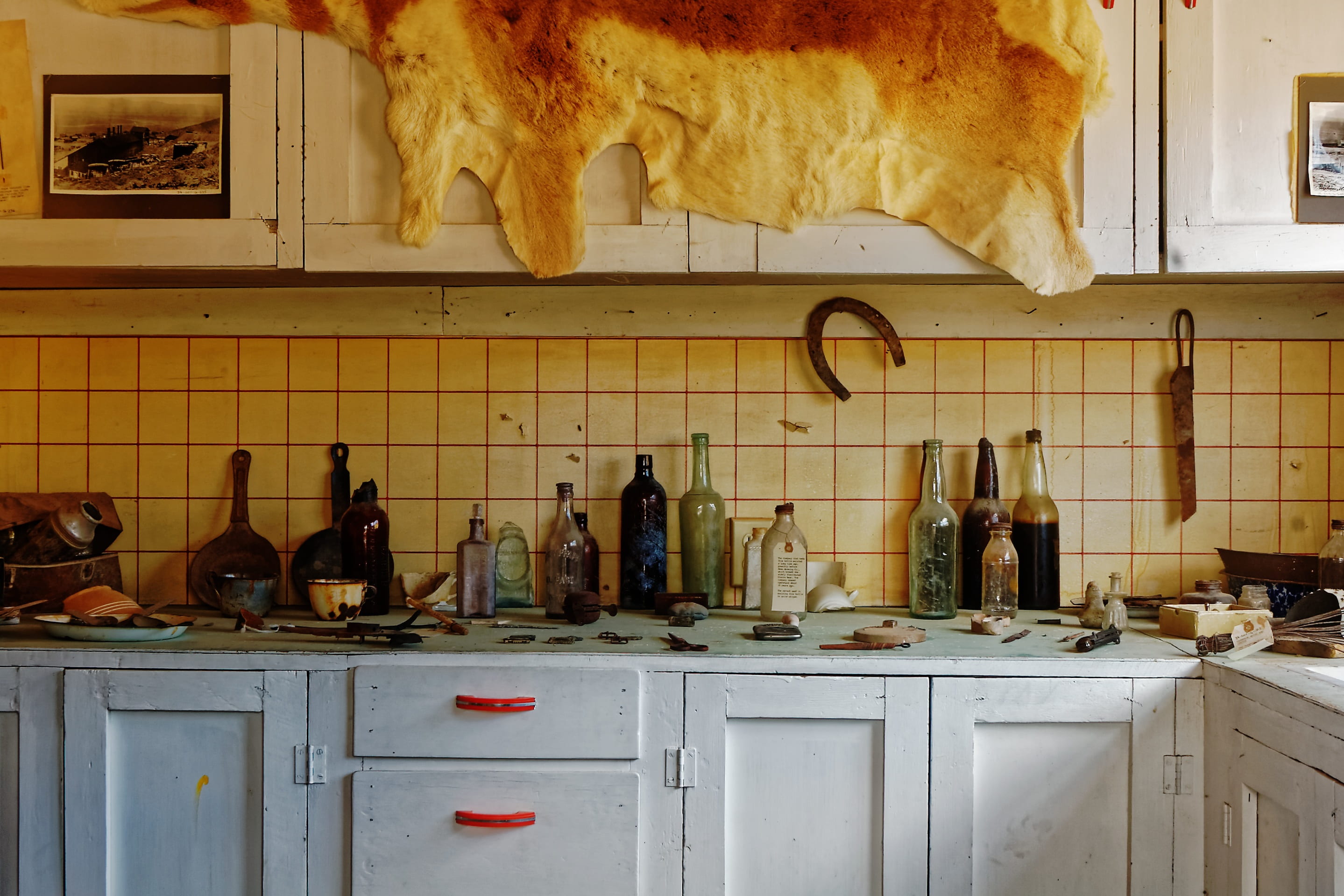 broken, 2K, still life, vehicle, household equipment, wine bottle, shelf, indoors, desert, kitchen counter, bottle, food and drink, no people, allows, HD Wallpaper