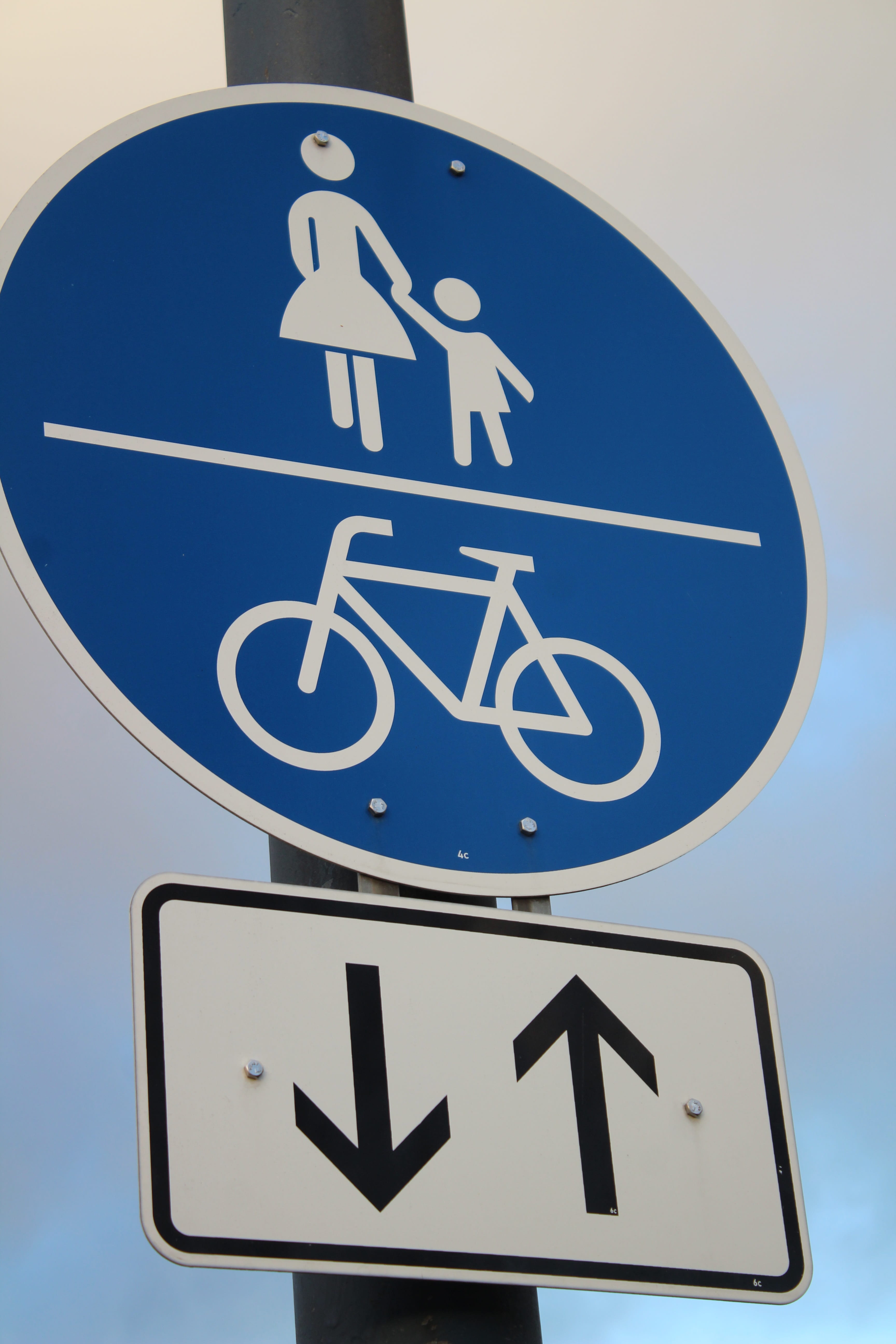 traffic, outdoors, sign, shield, representation, information, 5K, traffic sign, road sign, no people, circle, arrow symbol, about, low angle view, guidance, Phone HD Wallpaper