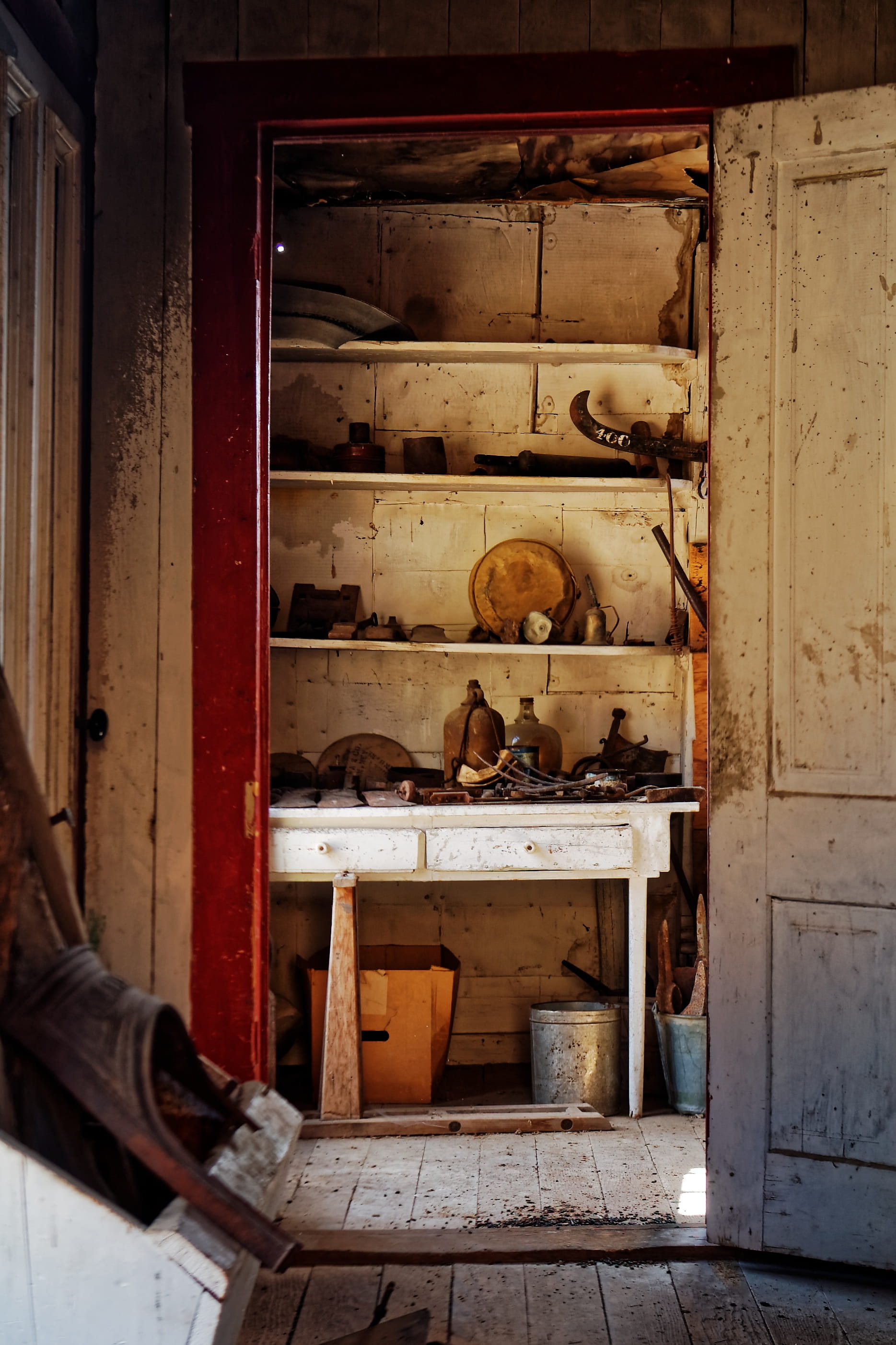 indoors, ghost town, travel, built structure, entrance, inside, usa, nevada, wood - material, real people, home, occupation, leave, allows, mammal, berlin, Phone HD Wallpaper