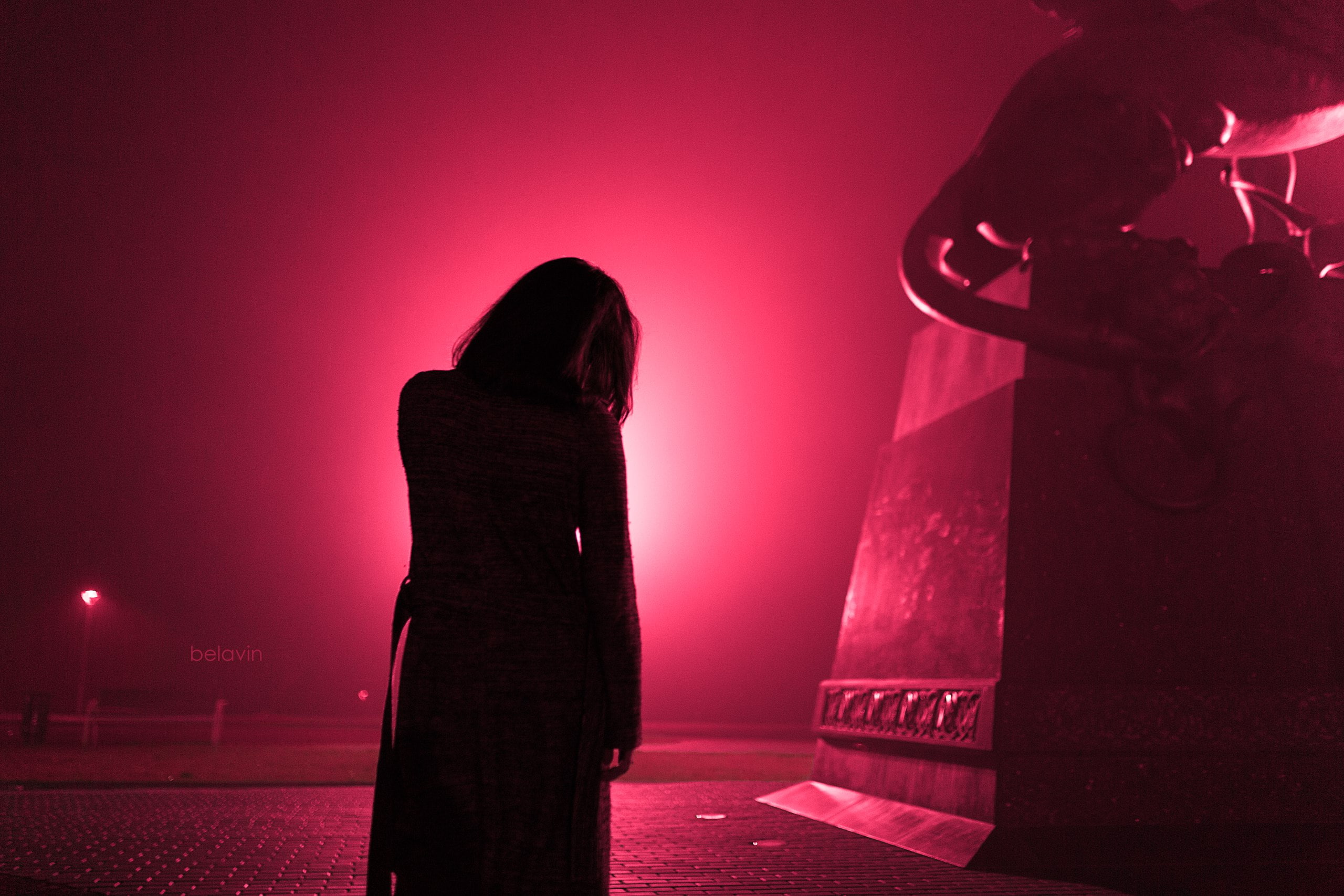 women outdoors, Alexander Belavin, women, photography, model, cityscape, back, light bulb, mist, depth of field, brunette, 2K, night, HD Wallpaper