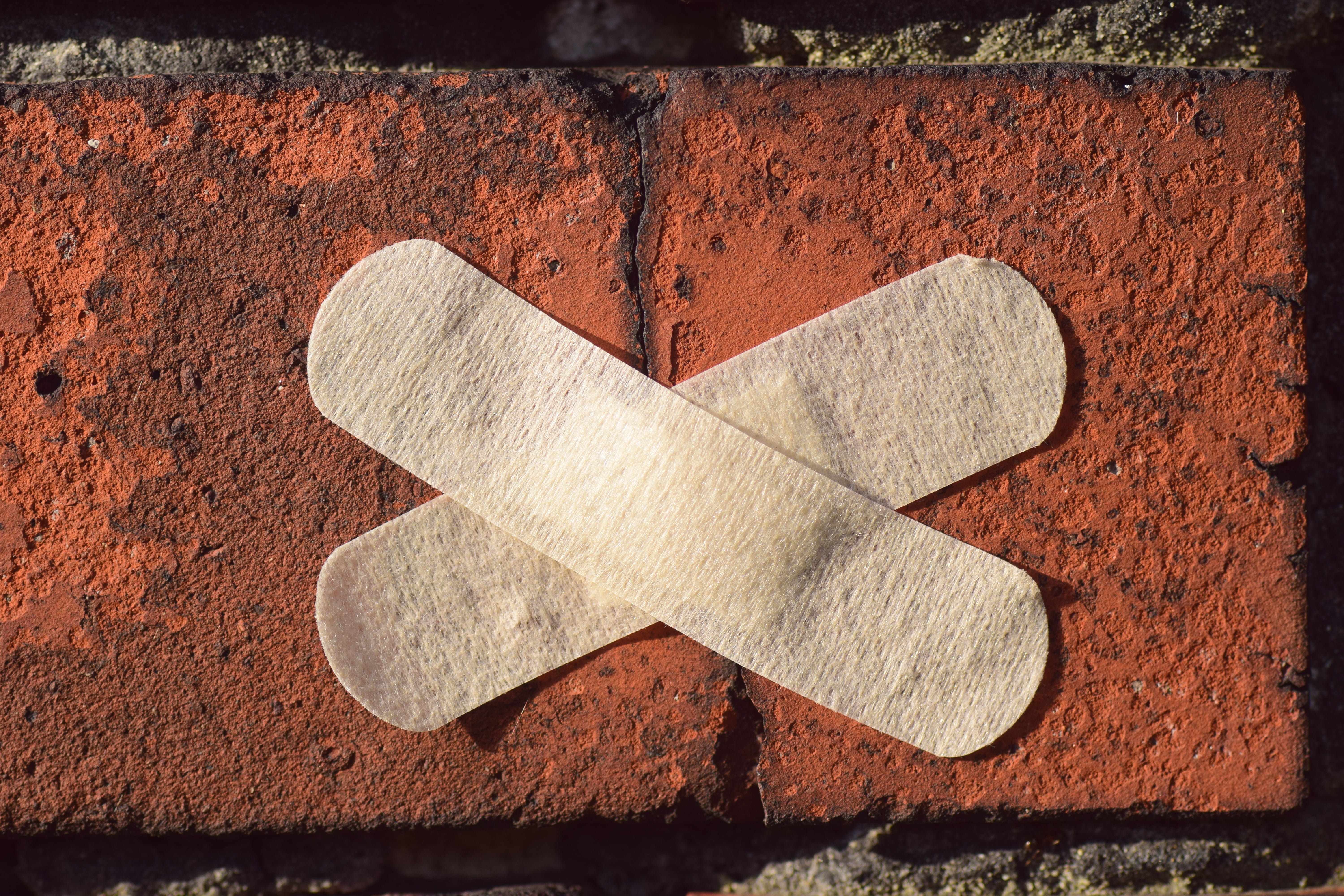 crack, symbol, no people, masonry, amateur, wound, house doctor, day, damage, crack in the wall, textured, wall, white color, directly above, outdoors, HD Wallpaper