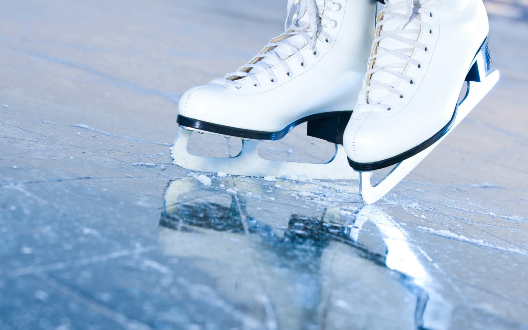 cold temperature, crack, shoelace, blue, jogging, white color, ice-skating, exercising, backgrounds, ice, lifestyles, human Foot, sport, close-up, snow, HD Wallpaper