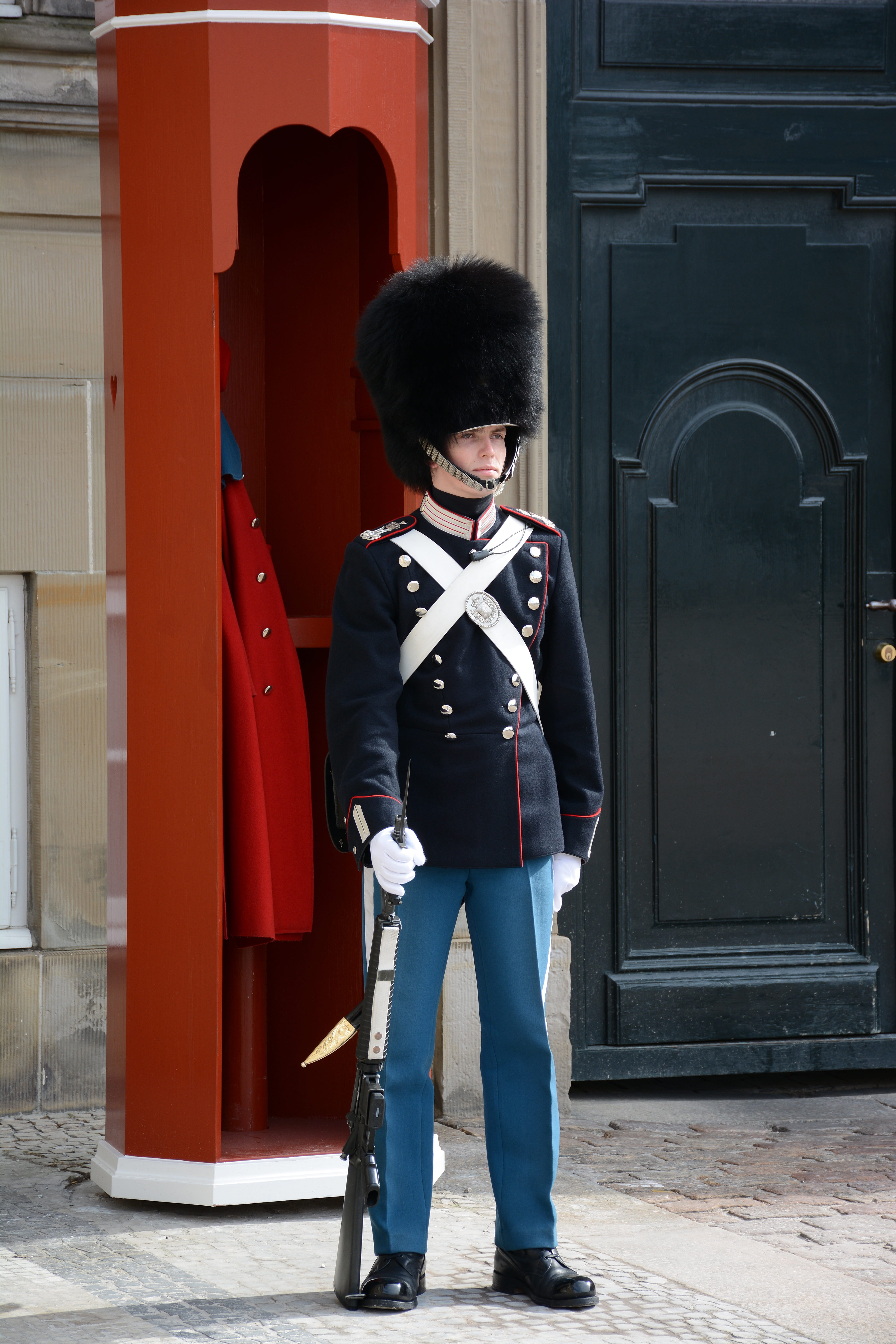 historic, standing, copenhagen, clothing, entrance, building exterior, building, real people, men, denmark, full length, front view, queen, holding, red, Phone HD Wallpaper